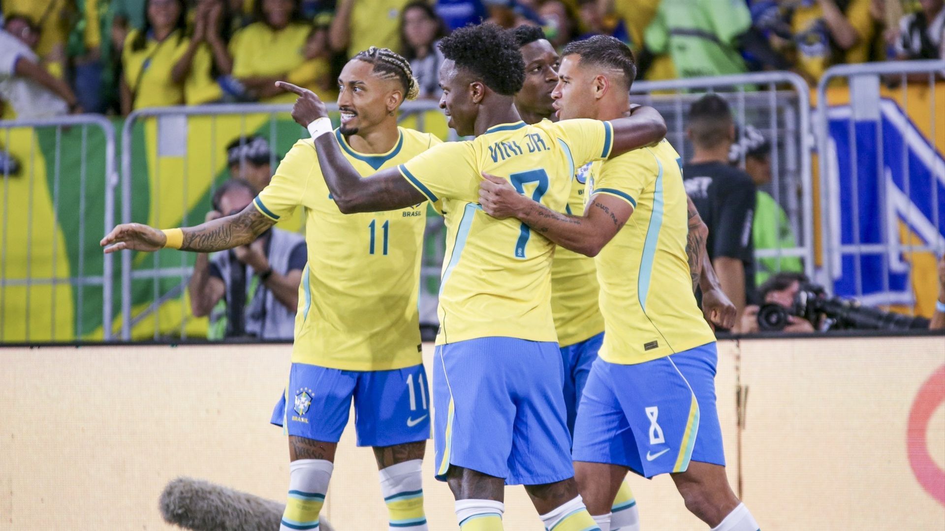 Vinicius celebra un gol con sus compañeros de Brasil