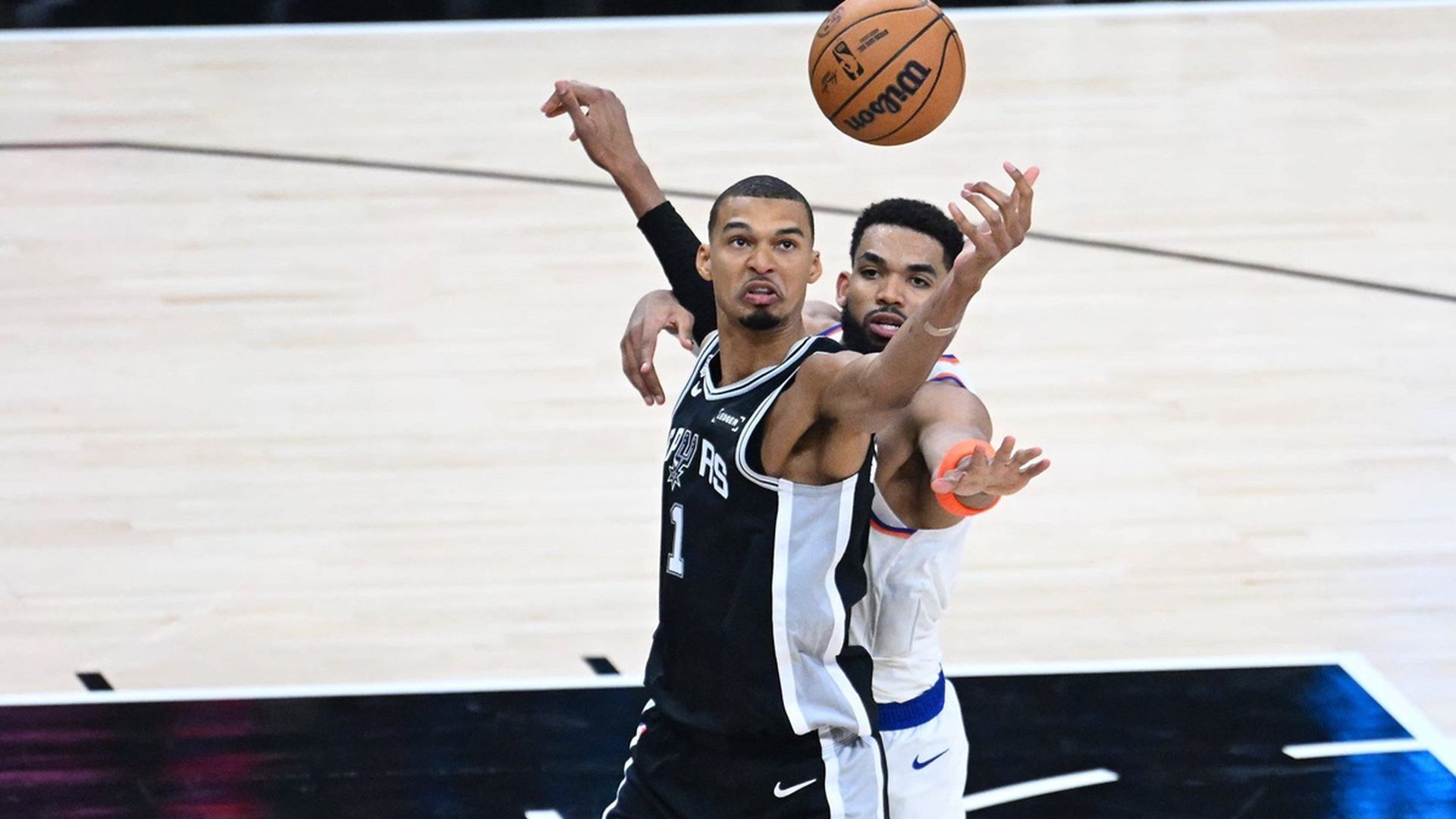 Wembanyama y Karl Anthony Towns pelean por un balón durante las Finales de la NBA Wembanyama y Karl Anthony Towns pelean por un balón durante las Finales de la NBA