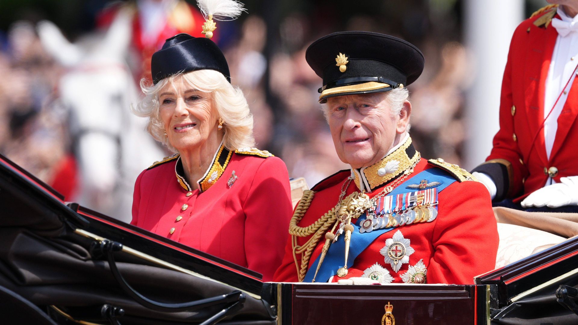 El rey Carlos III y la reina Camila han acudido con un rojo regio con el fin de consolidar la imagen de unión y solidez institucional