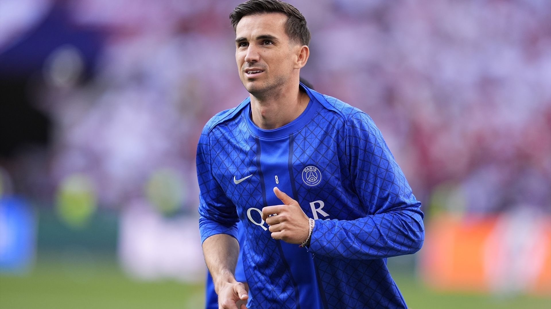 Fabián Ruiz calienta antes de un partido del PSG Fabián Ruiz calienta antes de un partido del PSG