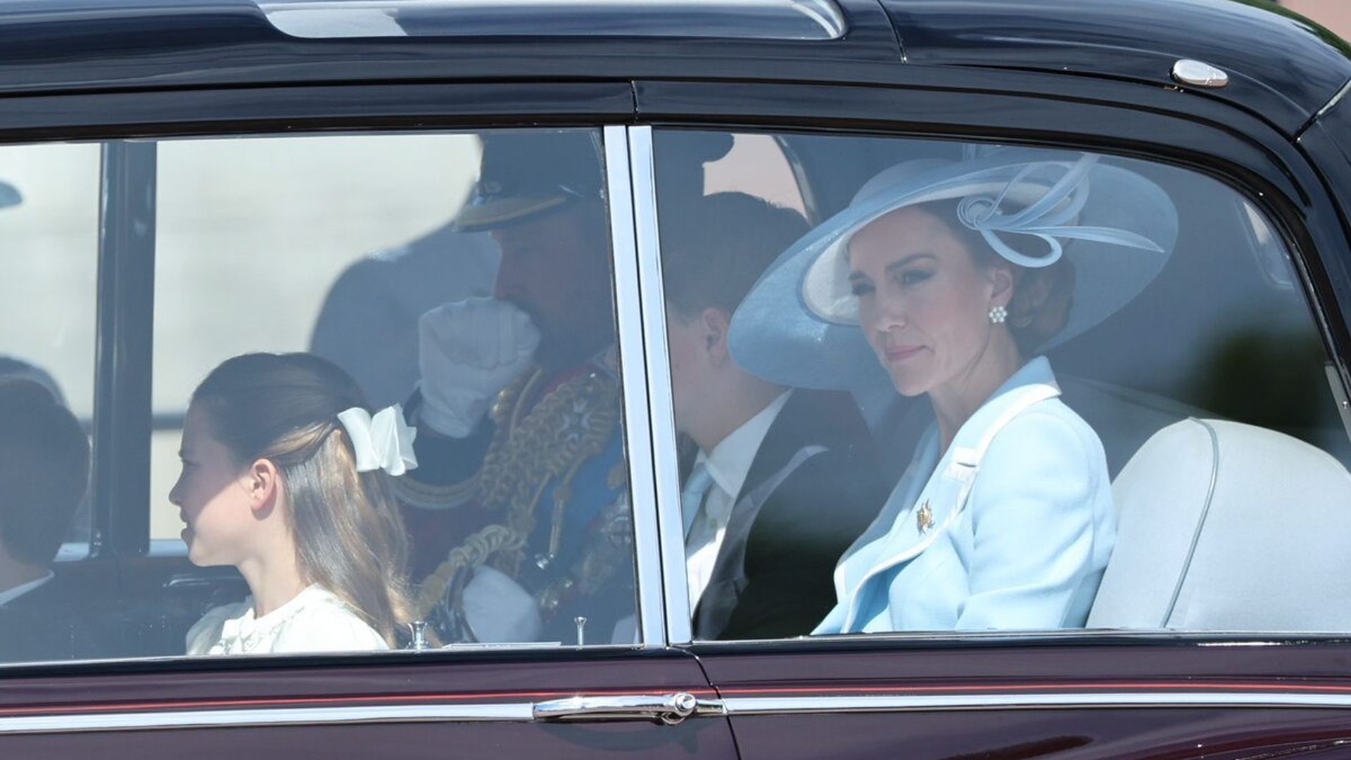Los príncipes de Gales han llegado a bordo de un coche oficial color burdeos Bentley a las 11:00 horas