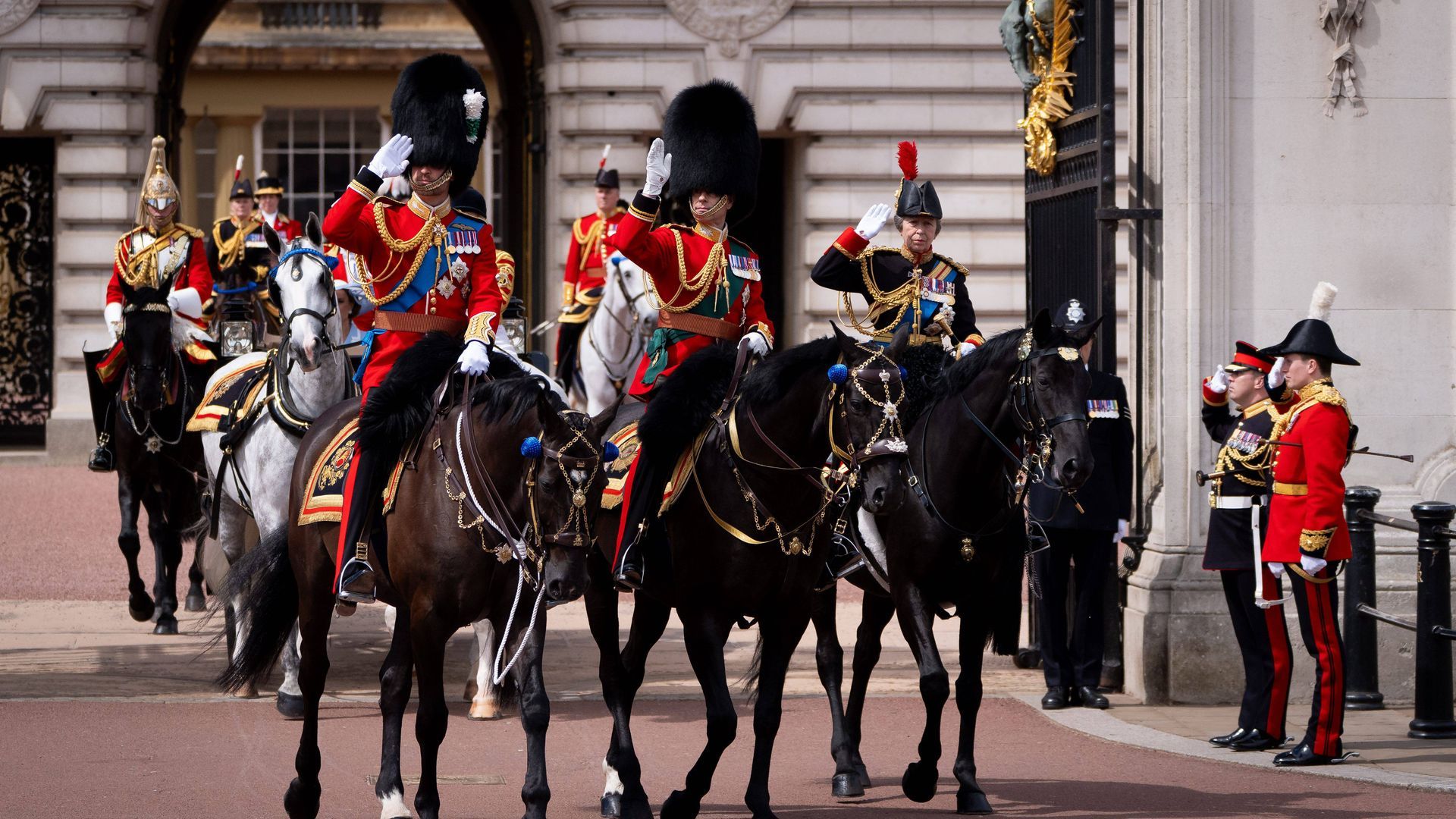 Más de 1.300 soldados y centenares de músicos militares desfilan por las calles de Londres