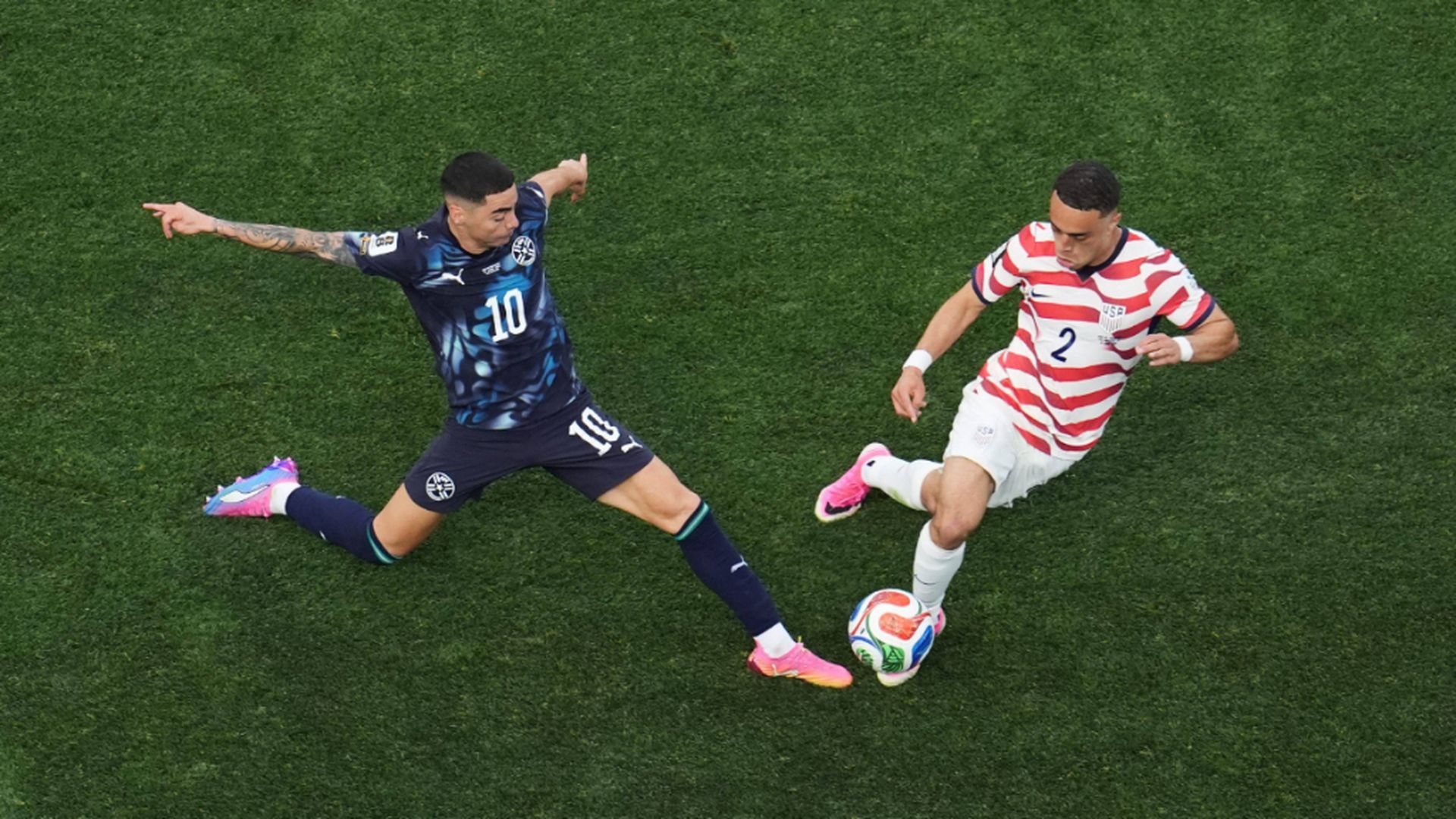 Miguel Almirón y Sergiño Dest, en el EEUU 4-1 Paraguay