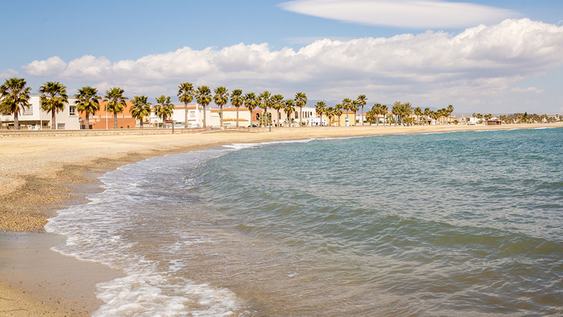 Muere ahogada una niña de 12 años en la playa de Costacabana de Almería Muere ahogada una niña de 12 años en la playa de Costacabana de Almería