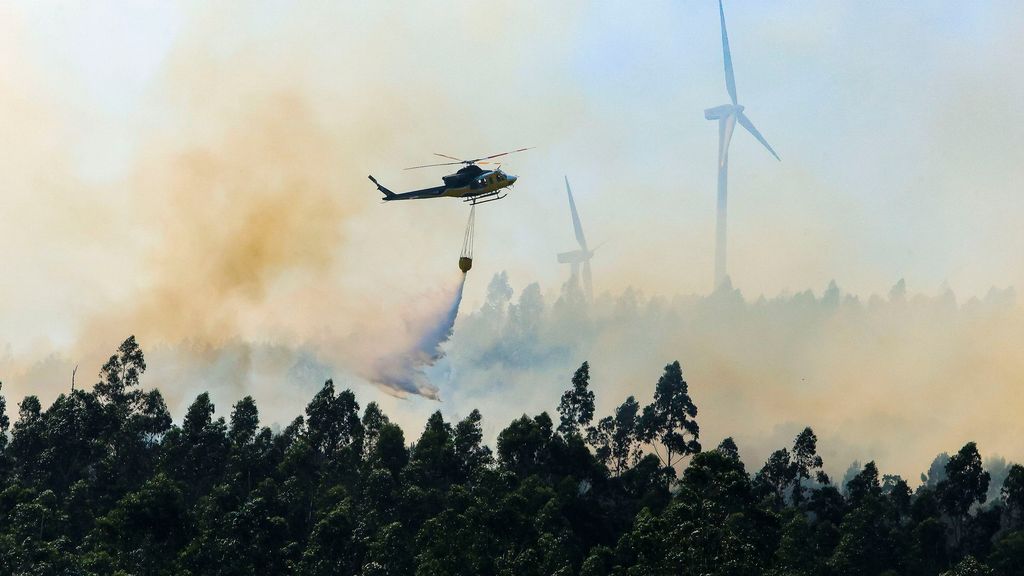 Primeros incendios de este verano adelantado: Padrón, en A Coruña, y Maitena de Aljarafe, en Sevilla, luchan contra las llamas