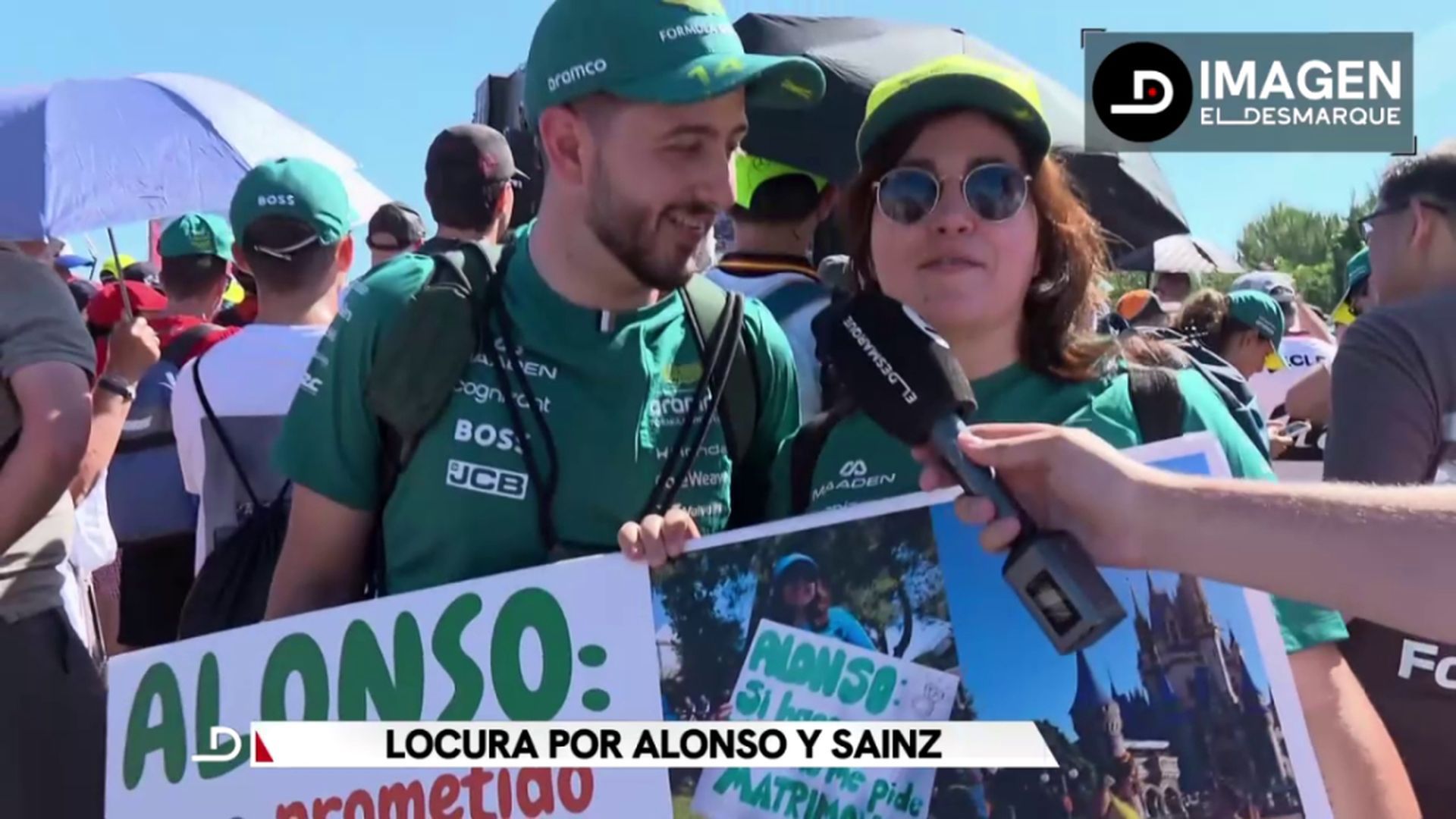Una pareja de aficionados a Fernando Alonso