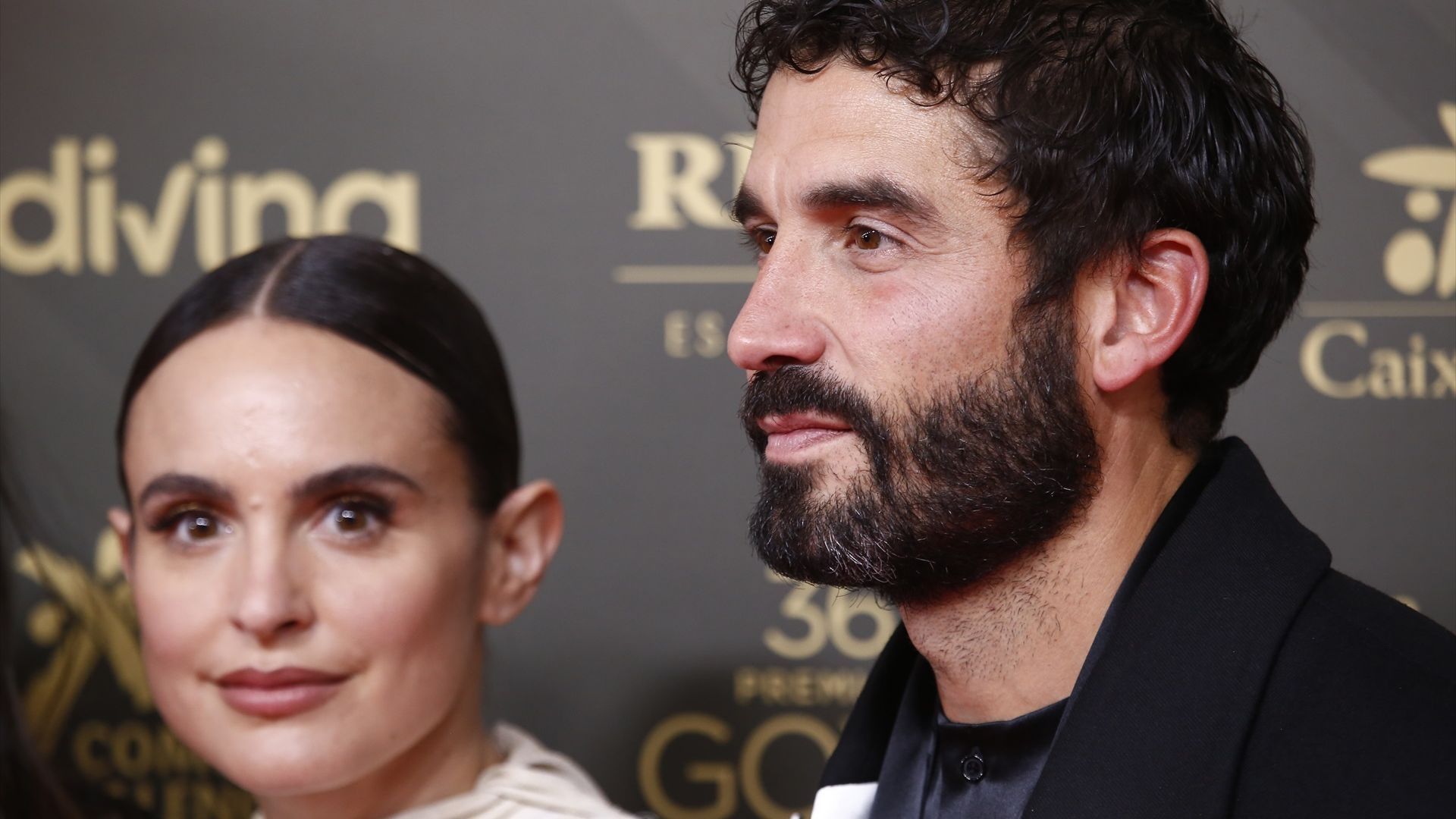 Verónica Echegui y Álex García posan con el Goya a mejor corto en 2022