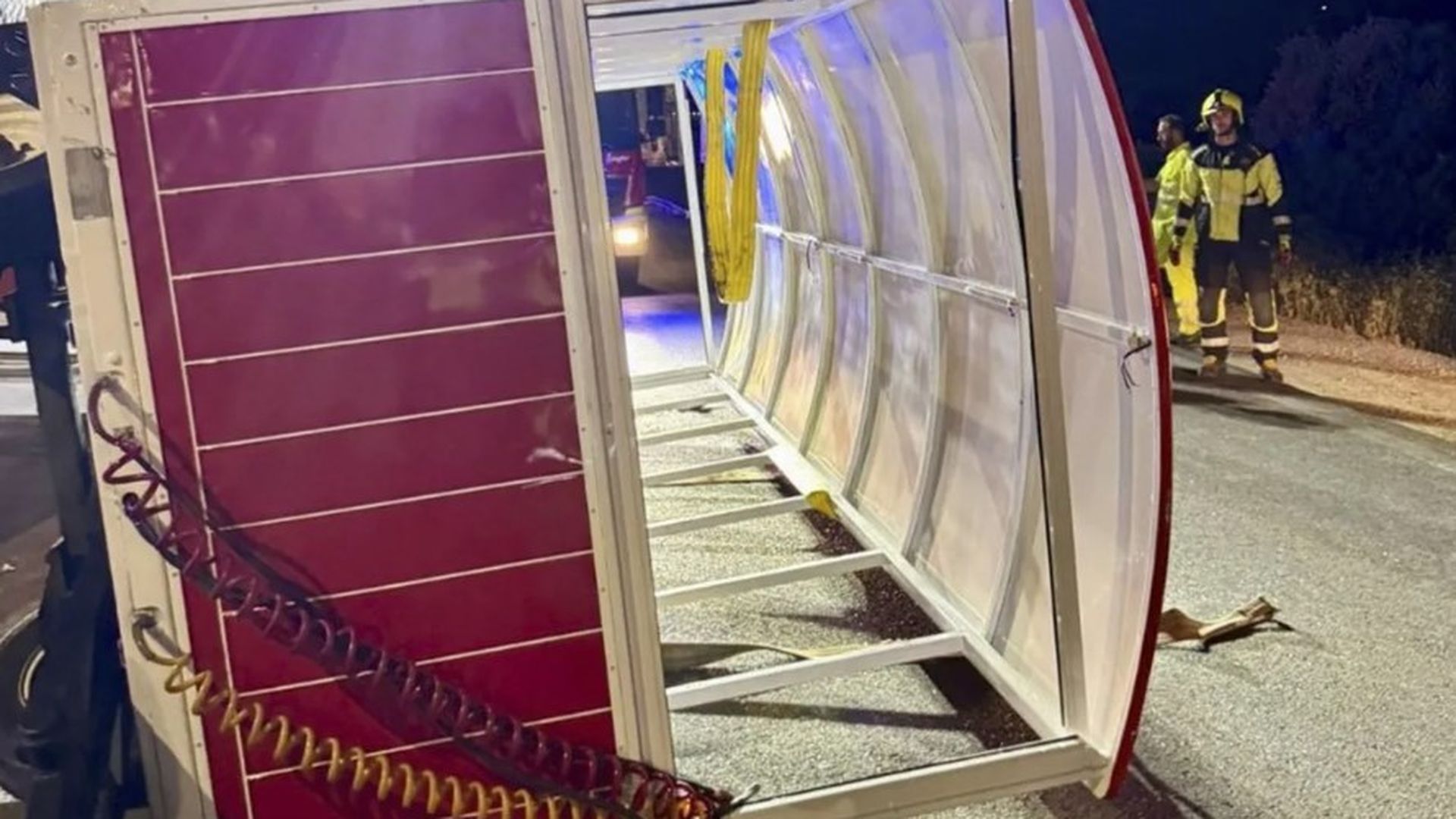 Estado en el que quedó el tren turístico que ha volcado en Cártama (Málaga).