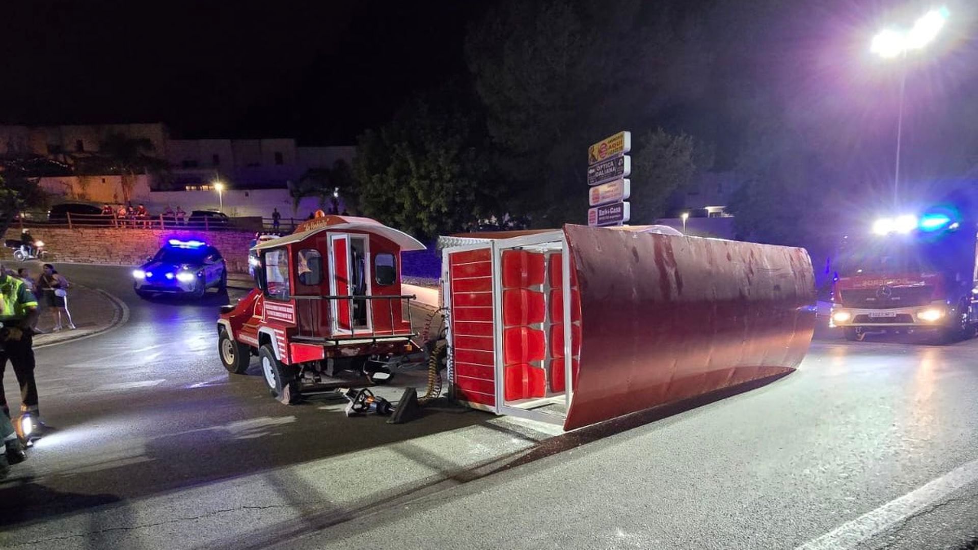 Al menos 18 heridos, entre ellos nueve menores, al volcar un tren turístico en Cártama, Málaga Al menos 18 heridos, entre ellos nueve menores, al volcar un tren turístico en Cártama, Málaga