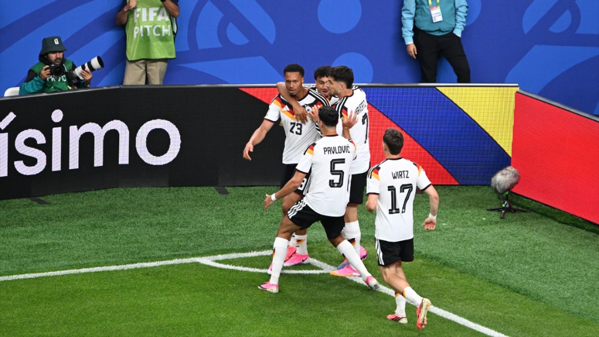 Alemania, celebrando el 1-0 de Nmecha