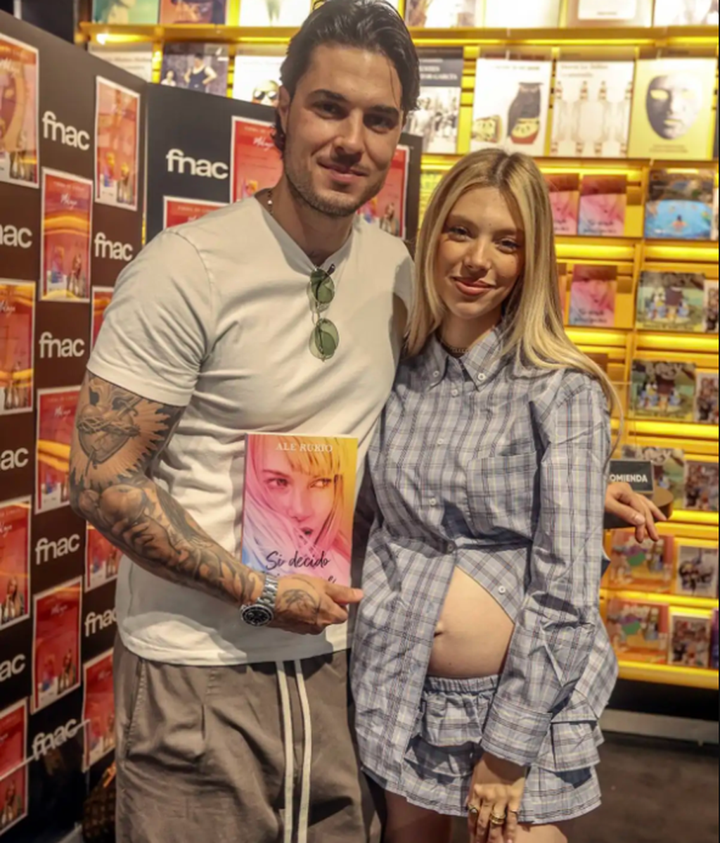 Carlo Costanzia acompaña a Alejandra Rubio a su firma de libros en Málaga