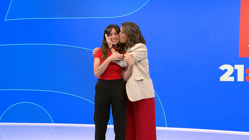 Carmen Corazzini se funde en un abrazo con María Casado antes de irse al matinal: "Cuídenme a la jefa, que se queda al pie del cañón"