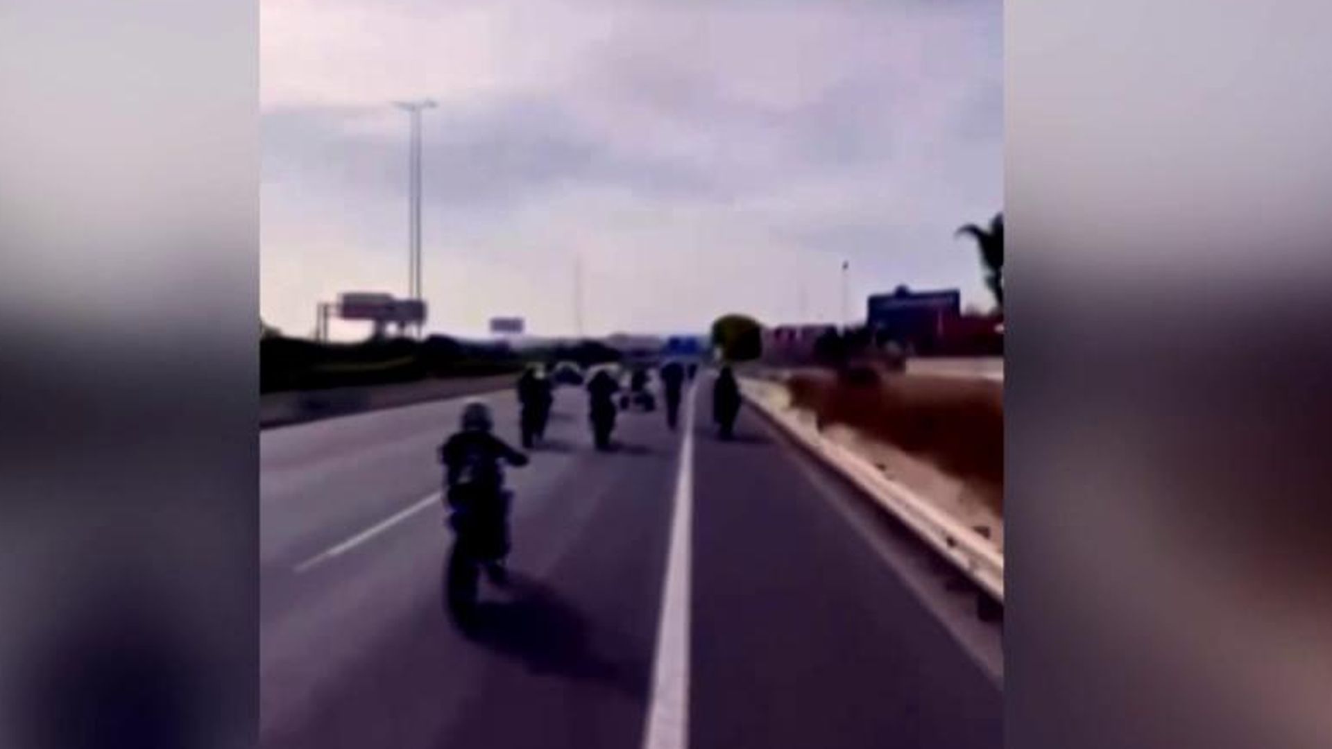 Detienen en Valencia a seis motoristas, entre ellos dos menores, por ir en grupo haciendo caballitos y reteniendo el tráfico en la A-7