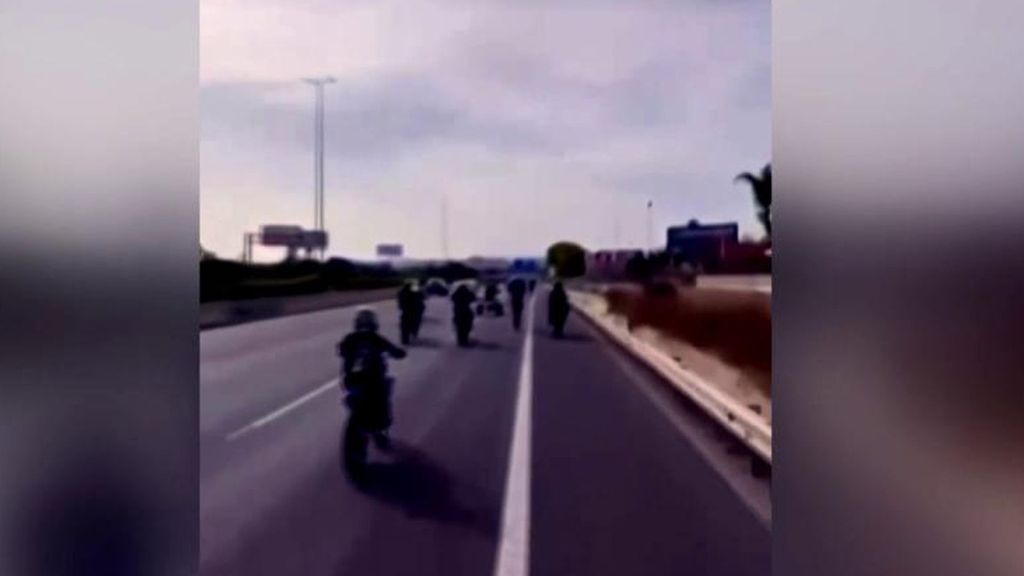 Detienen en Valencia a seis motoristas, entre ellos dos menores, por ir en grupo haciendo caballitos y reteniendo el tráfico en la A-7