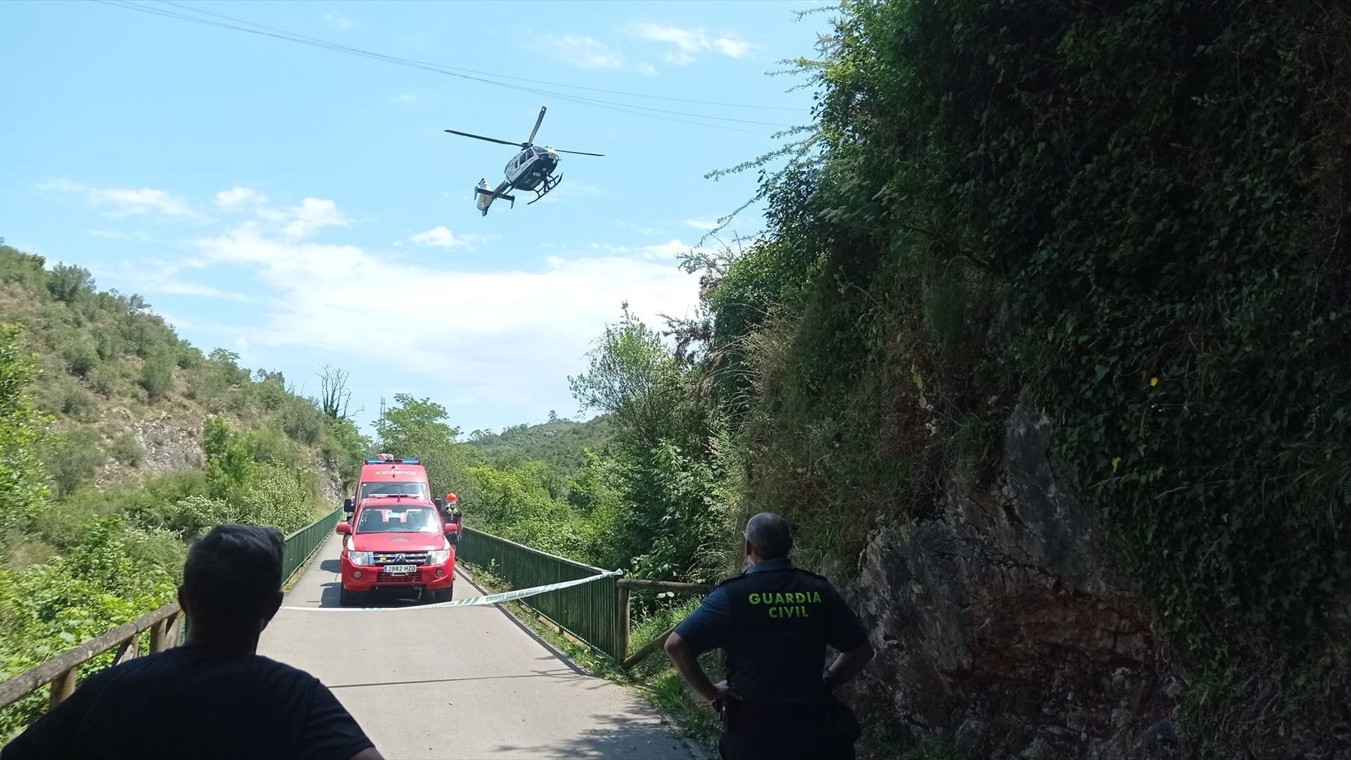 Gran operativo policial en Oviedo para recuperar el cuerpo de un hombre que se ha precipitado desde un puente Gran operativo policial en Oviedo para recuperar el cuerpo de un hombre que se ha precipitado desde un puente