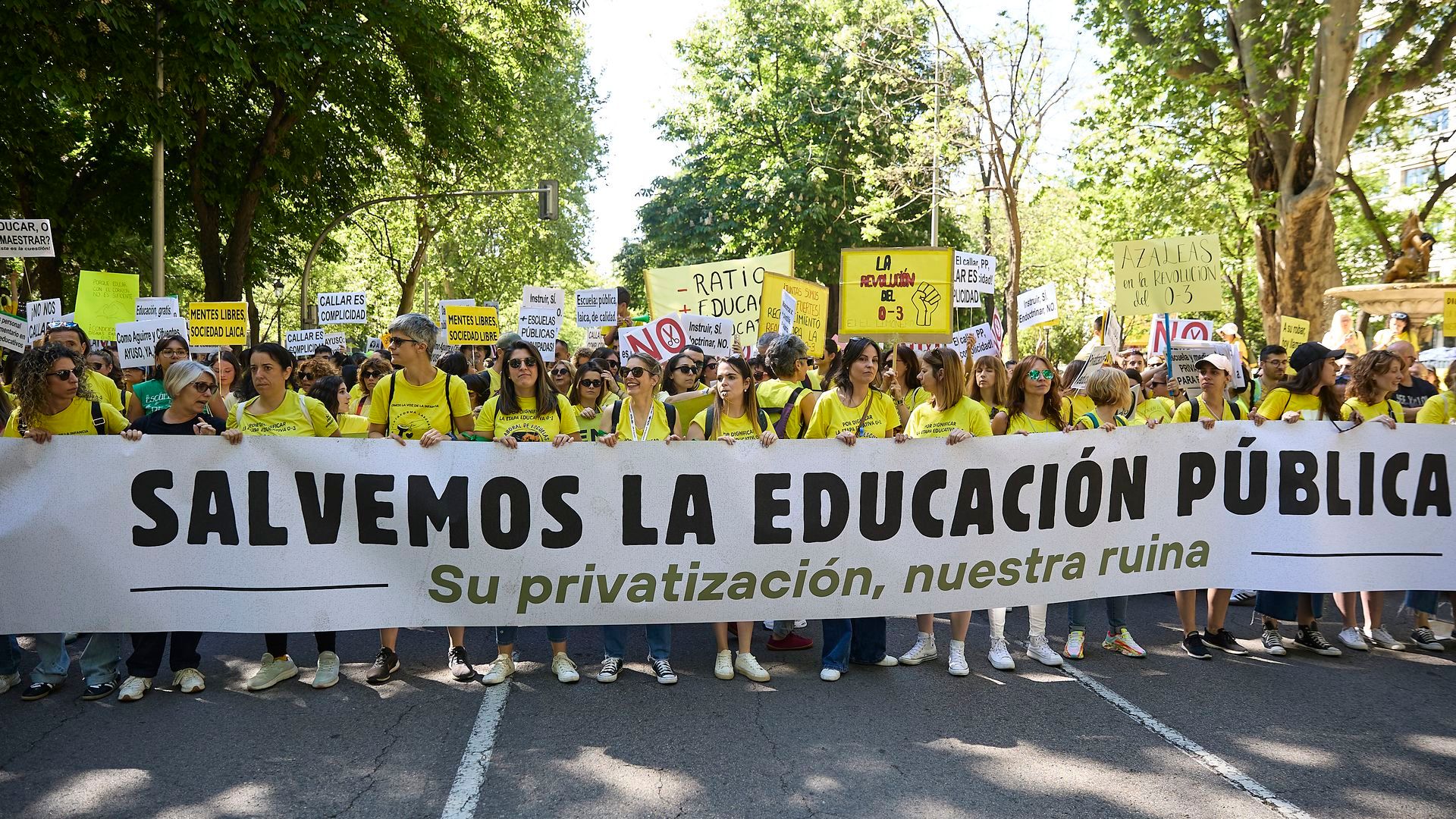 Gran pancarta para que se salve la educación pública y en contra de la privatización Gran pancarta para que se salve la educación pública y en contra de la privatización