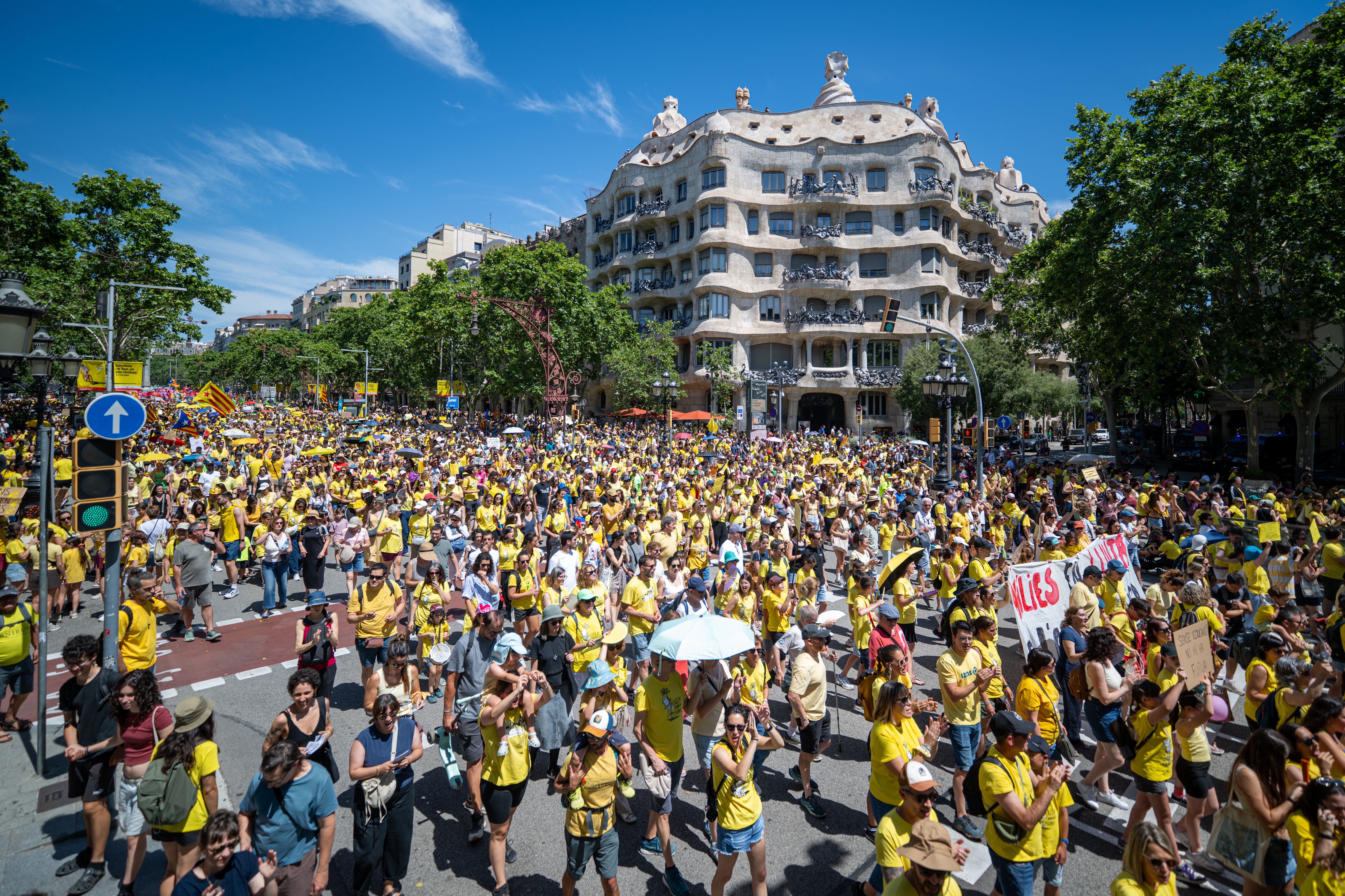 Marea amarilla por las calles de Barcelona este 14 de junio