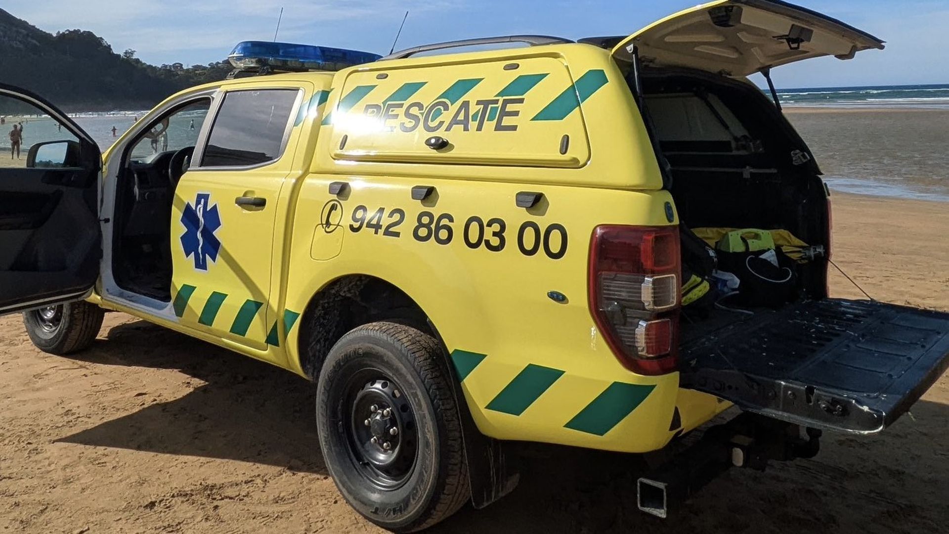 Vehículo de emergencias y rescate en la playa de Oriñón en Cantabria Vehículo de emergencias y rescate en la playa de Oriñón en Cantabria