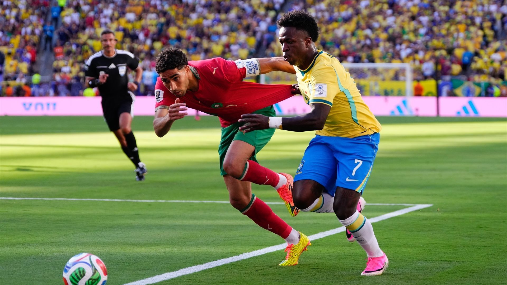 Vinicius encara a Achraf en el Brasil-Marruecos Vinicius encara a Achraf en el Brasil-Marruecos