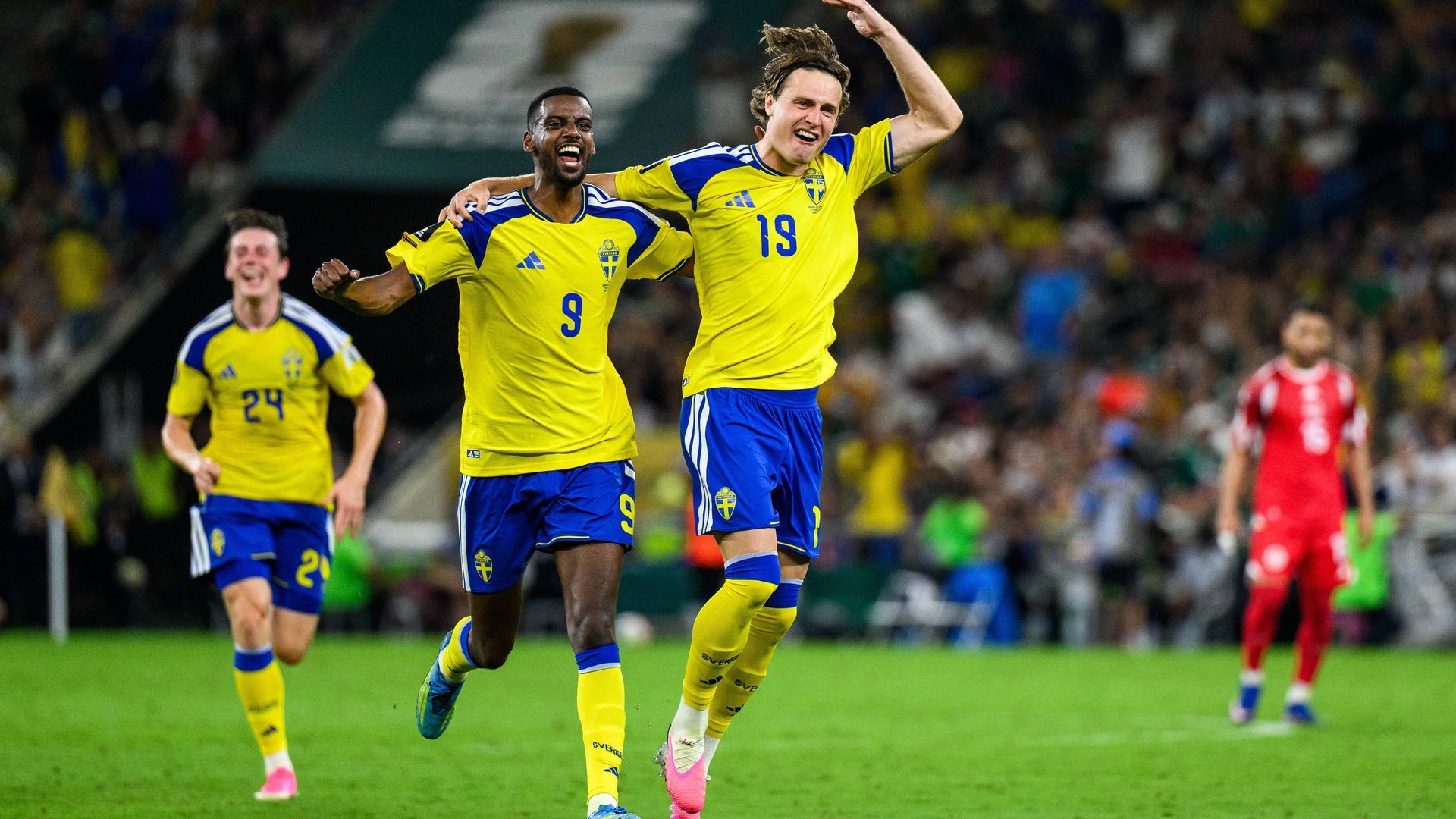 Alexander Isak celebrando uno de los goles de Suecia