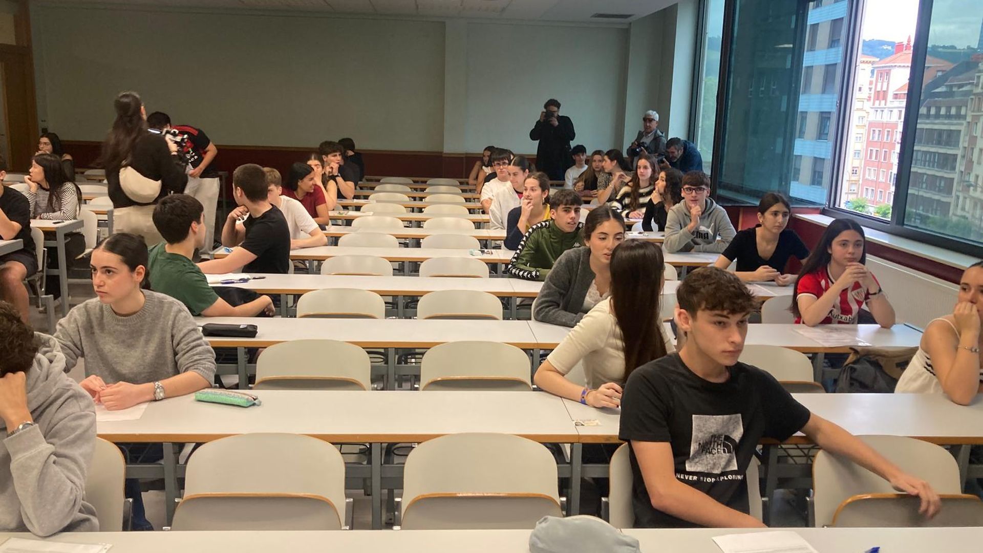 Alumnos vascos, ajenos a esta información, durante una de las pruebas de la PAU de este año Alumnos vascos, ajenos a esta información, durante una de las pruebas de la PAU de este año