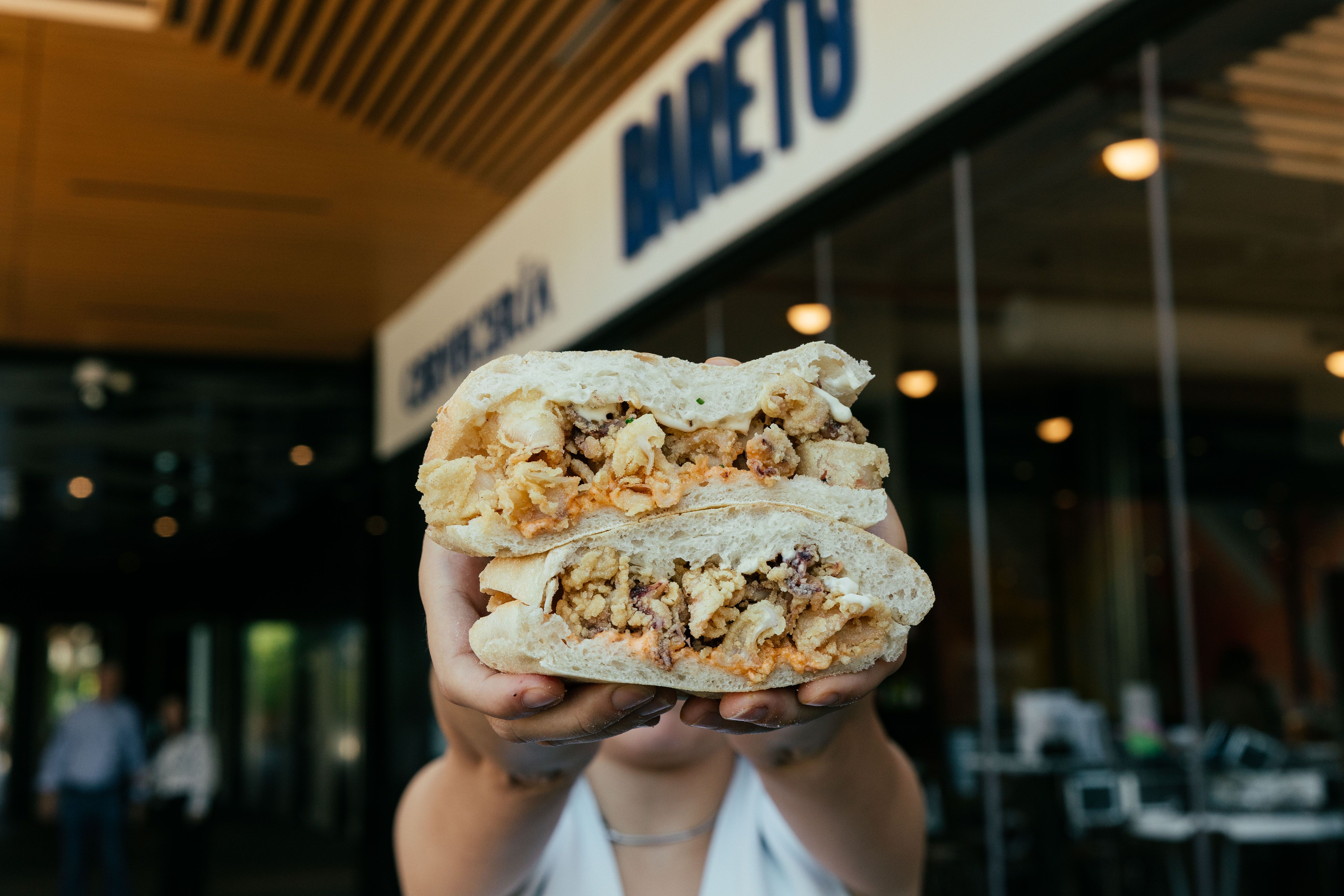 El bocata de chipirones a la andaluza que te hará olvidar todos los de calamares que hayas probado