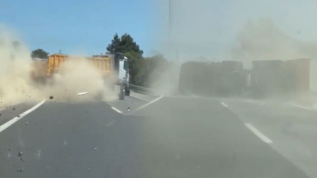 Brutal accidente en la A-7, a la altura de Cádiz: un camión pierde el control y acaba volcando bloqueando todos los carriles
