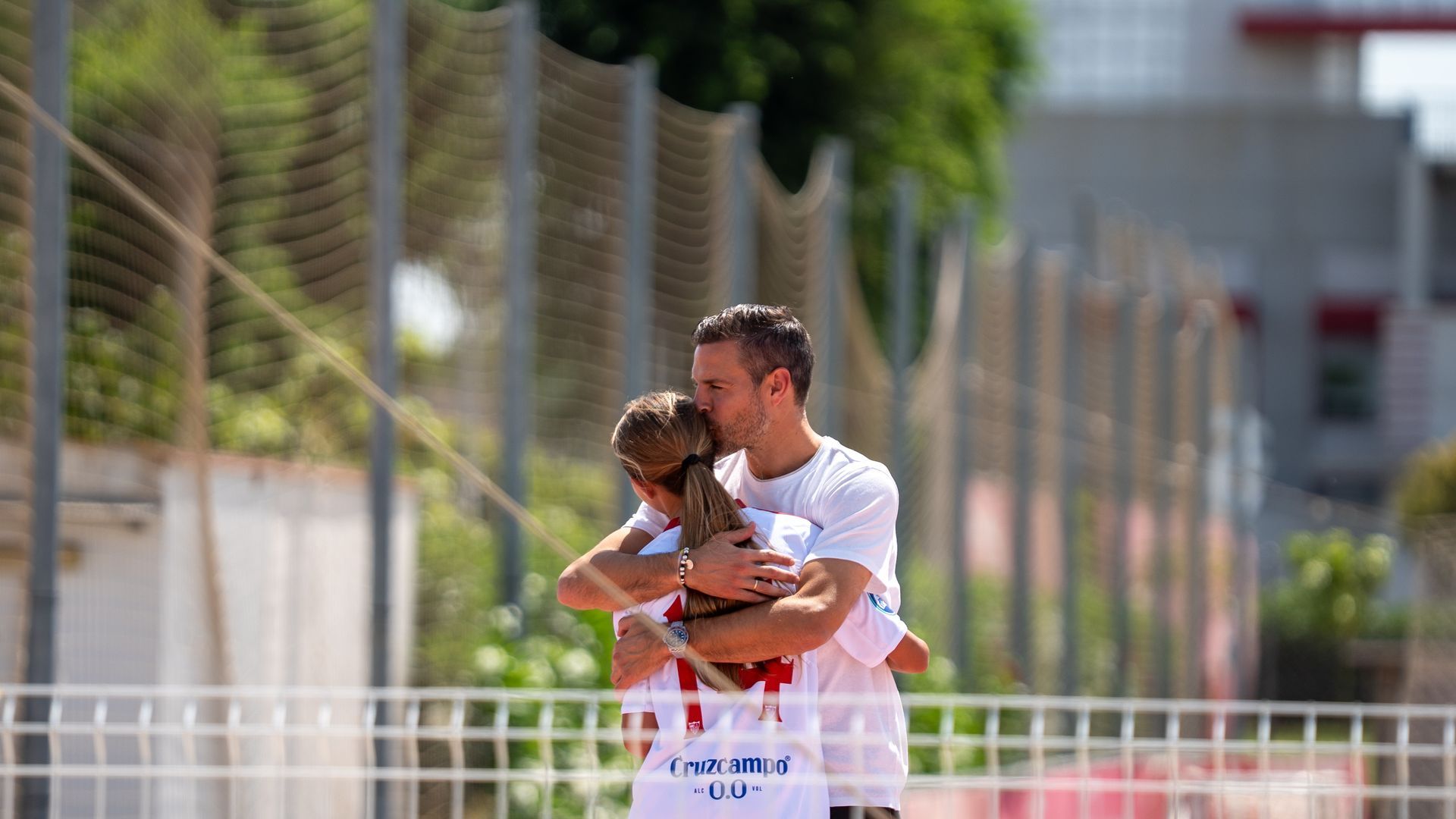 César Azpilicueta se abraza con su hija Martina César Azpilicueta se abraza con su hija Martina