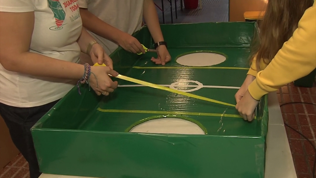 ‘Comparte y recicla’, la iniciativa en un barrio de Gijón para crear juguetes reciclados y sacarlos a los parques para el disfrute de los más pequeños