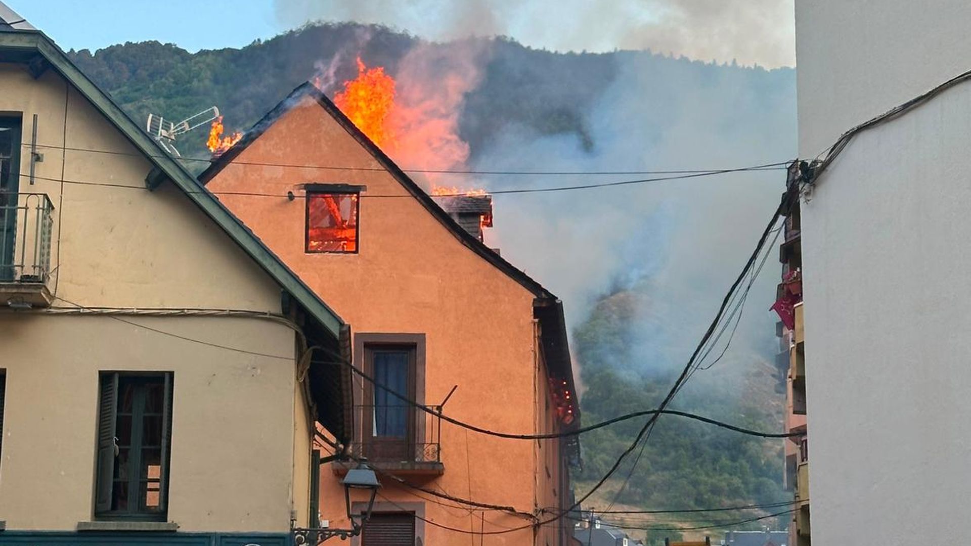 El incendio se ha producido en la calle Anglada de Vielha