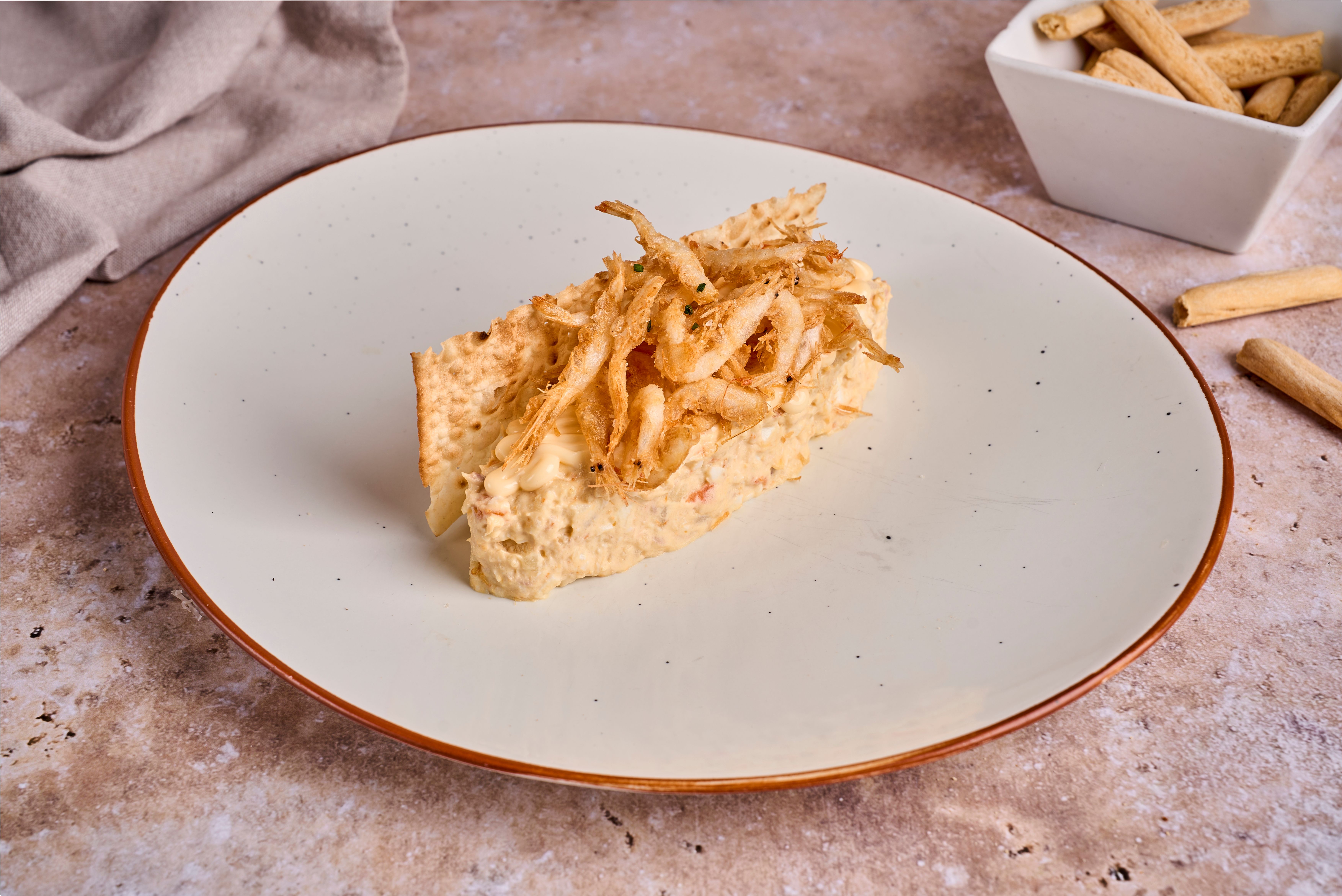 Ensaladilla con gambita de cristal frita
