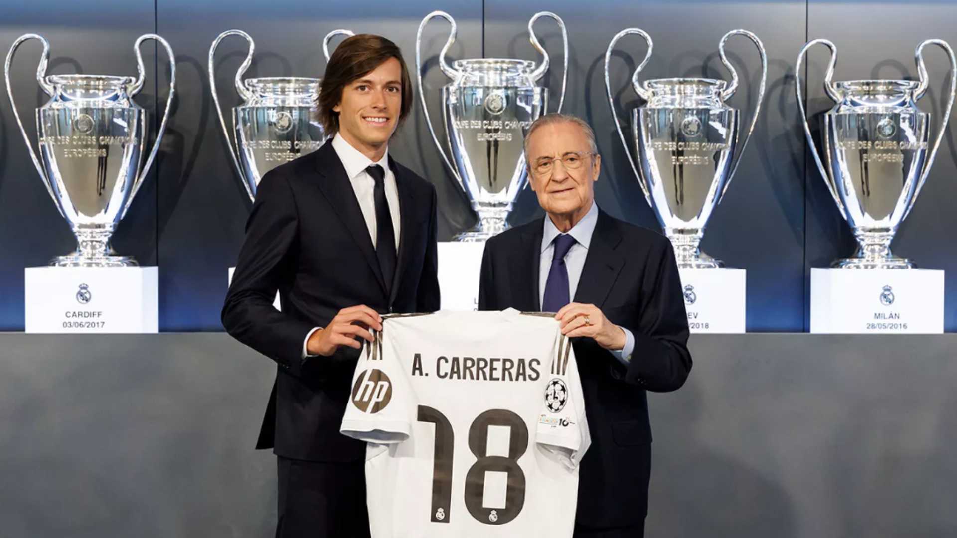 Florentino Pérez posa con Álvaro Carreras Florentino Pérez posa con Álvaro Carreras