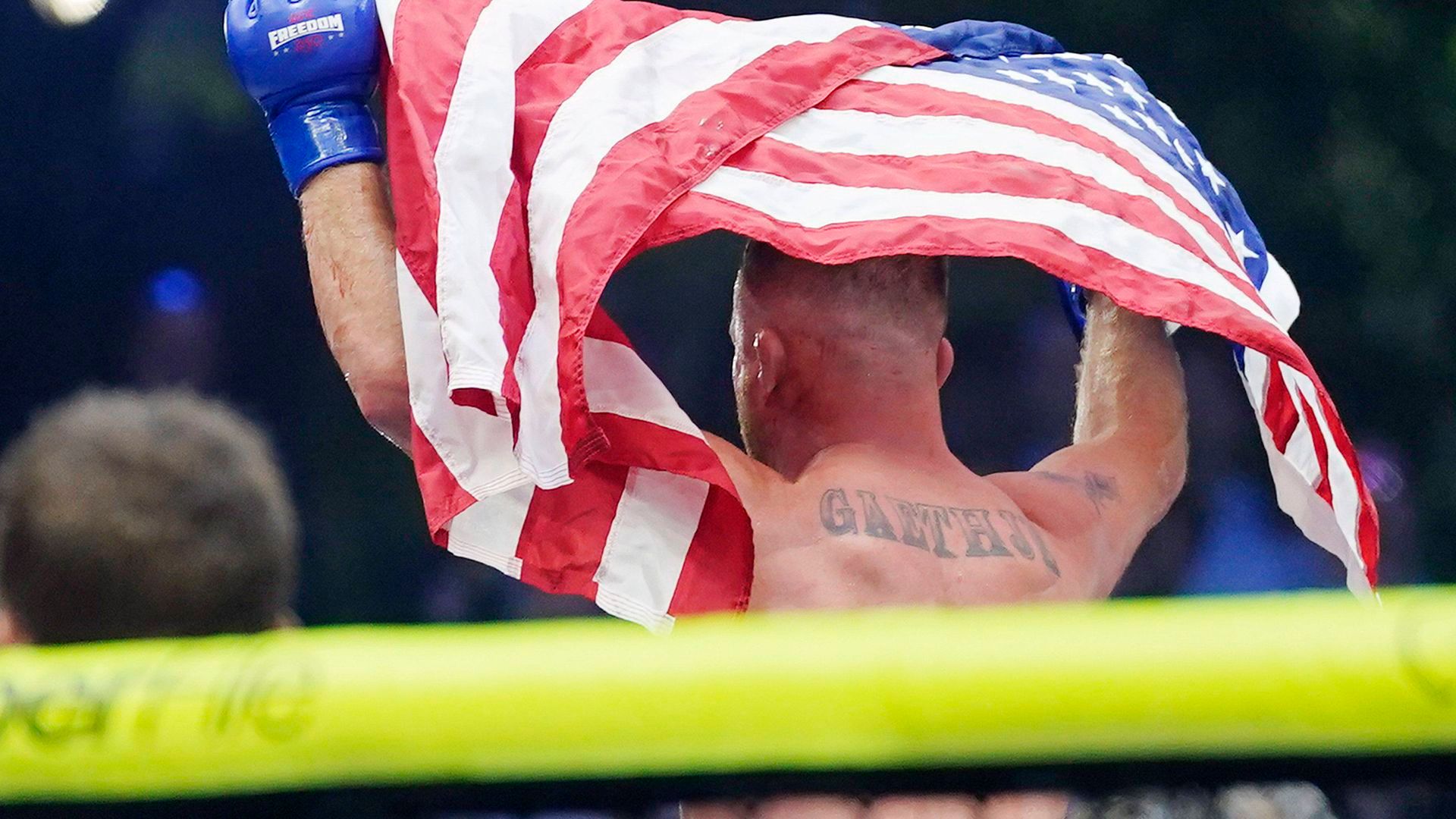 Gaethje celebra la victoria ante Topuria