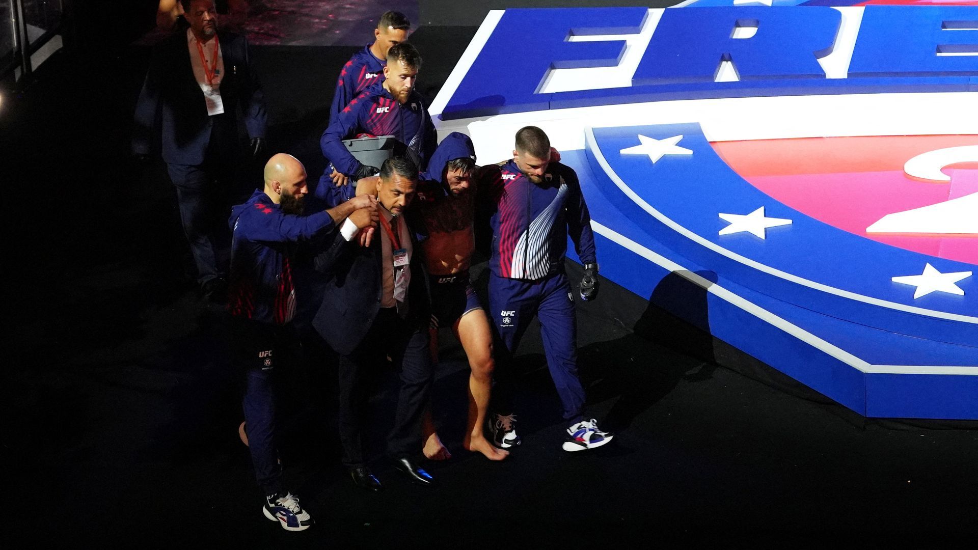 Ilia Topulia, derrotado por Justin Gaethje, pierde el cinturón de campeón y el invicto: su hermano ha tenido que parar la pelea