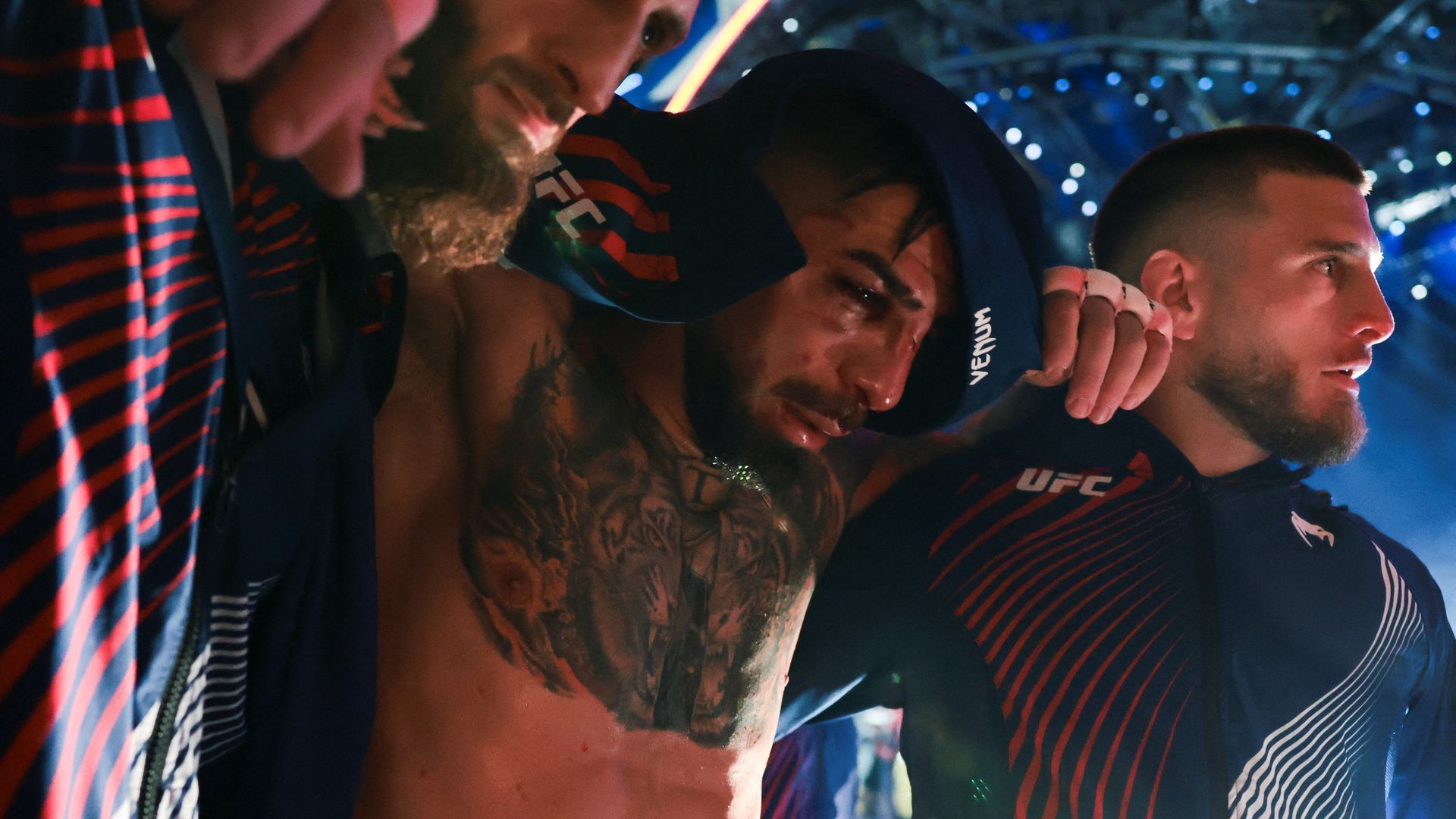 Ilia Topulia, derrotado por Justin Gaethje y con la cara desfigurada, pierde el cinturón de la UFC en la Casa Blanca: su hermano paró la pelea