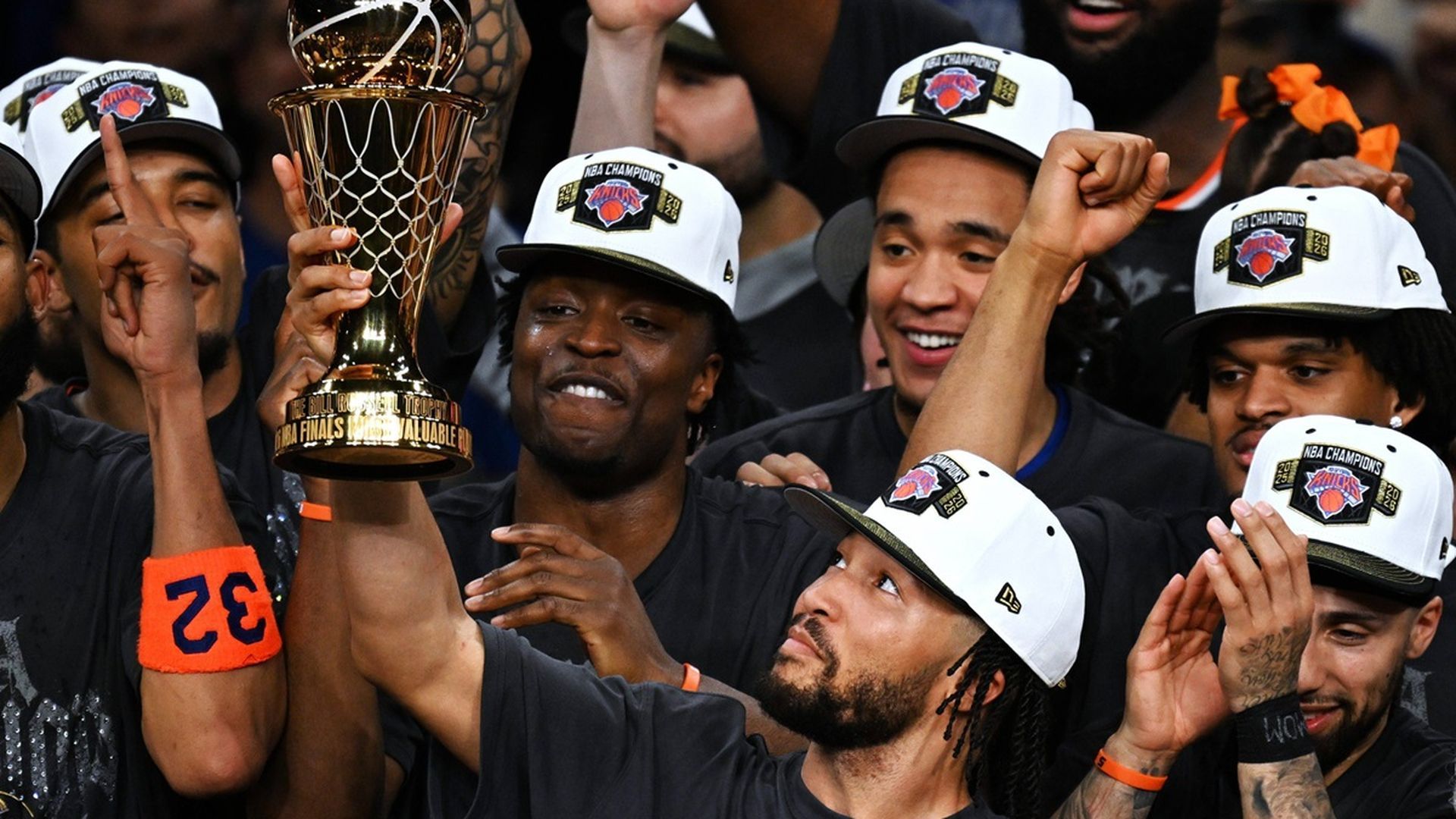 Jalen Brunson levanta el trofeo de MVP de las Finales de la NBA Jalen Brunson levanta el trofeo de MVP de las Finales de la NBA