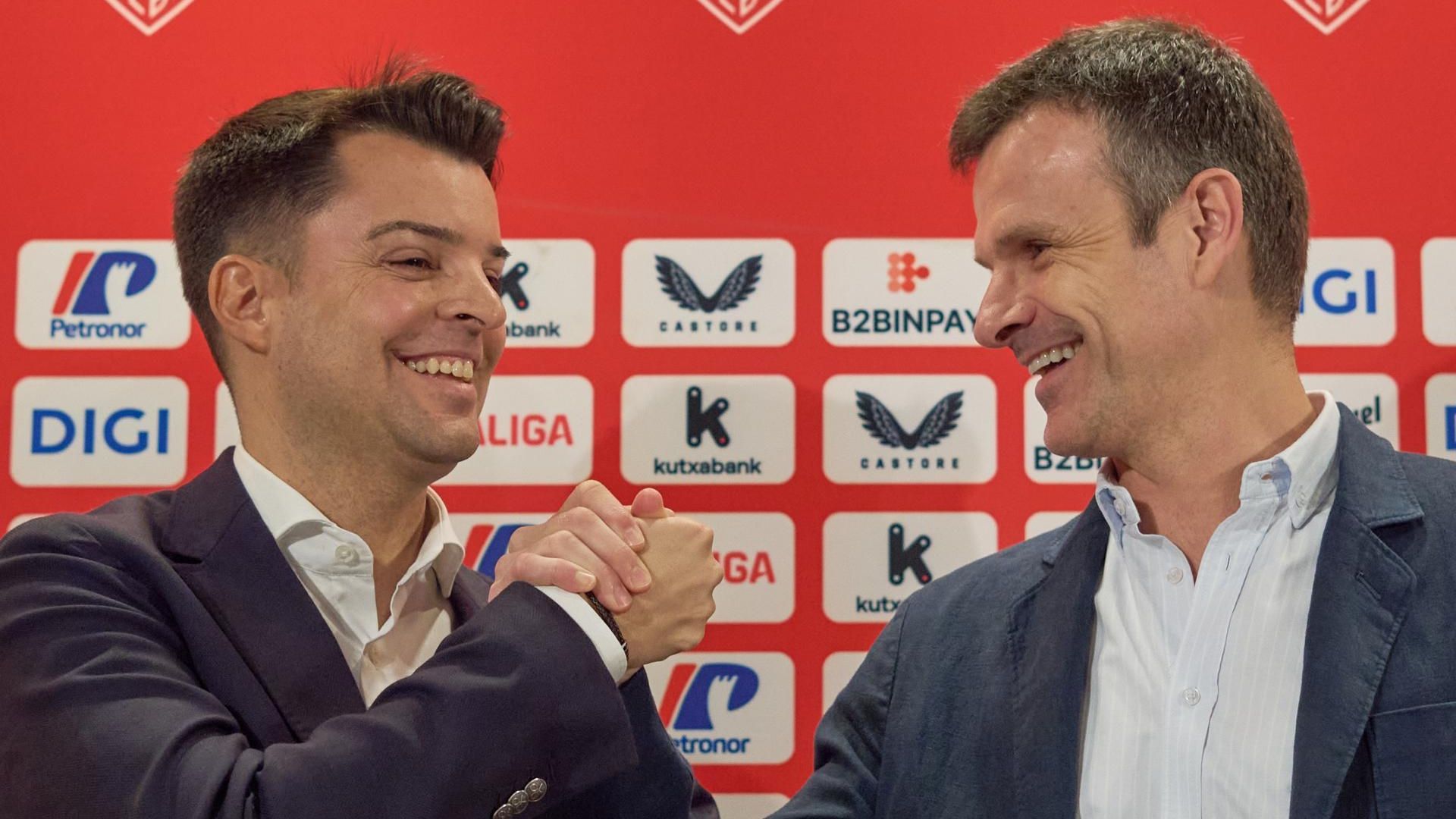 Jon Uriarte y Mikel González se dan un apretón de manos