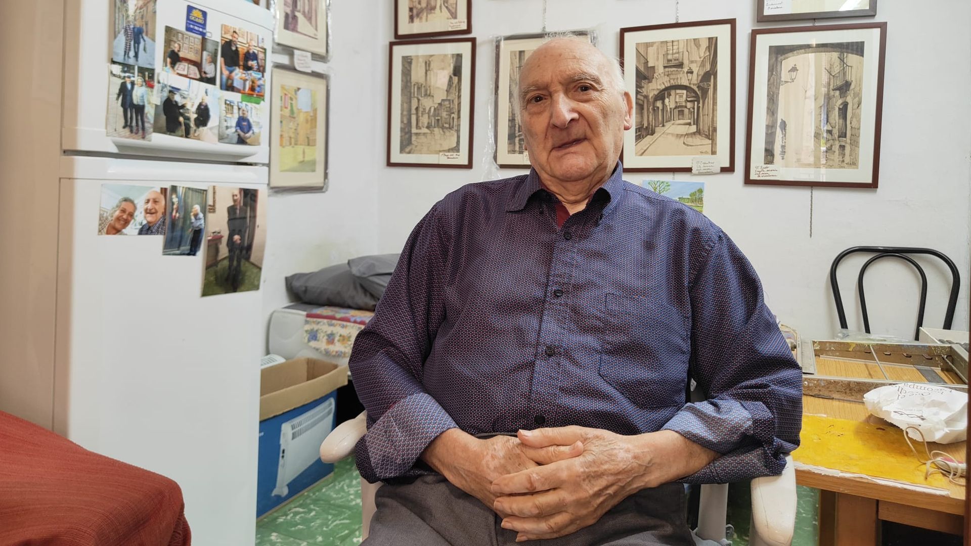 Juan Vaello, en su piso en el barrio del Raval de Barcelona Juan Vaello, en su piso en el barrio del Raval de Barcelona