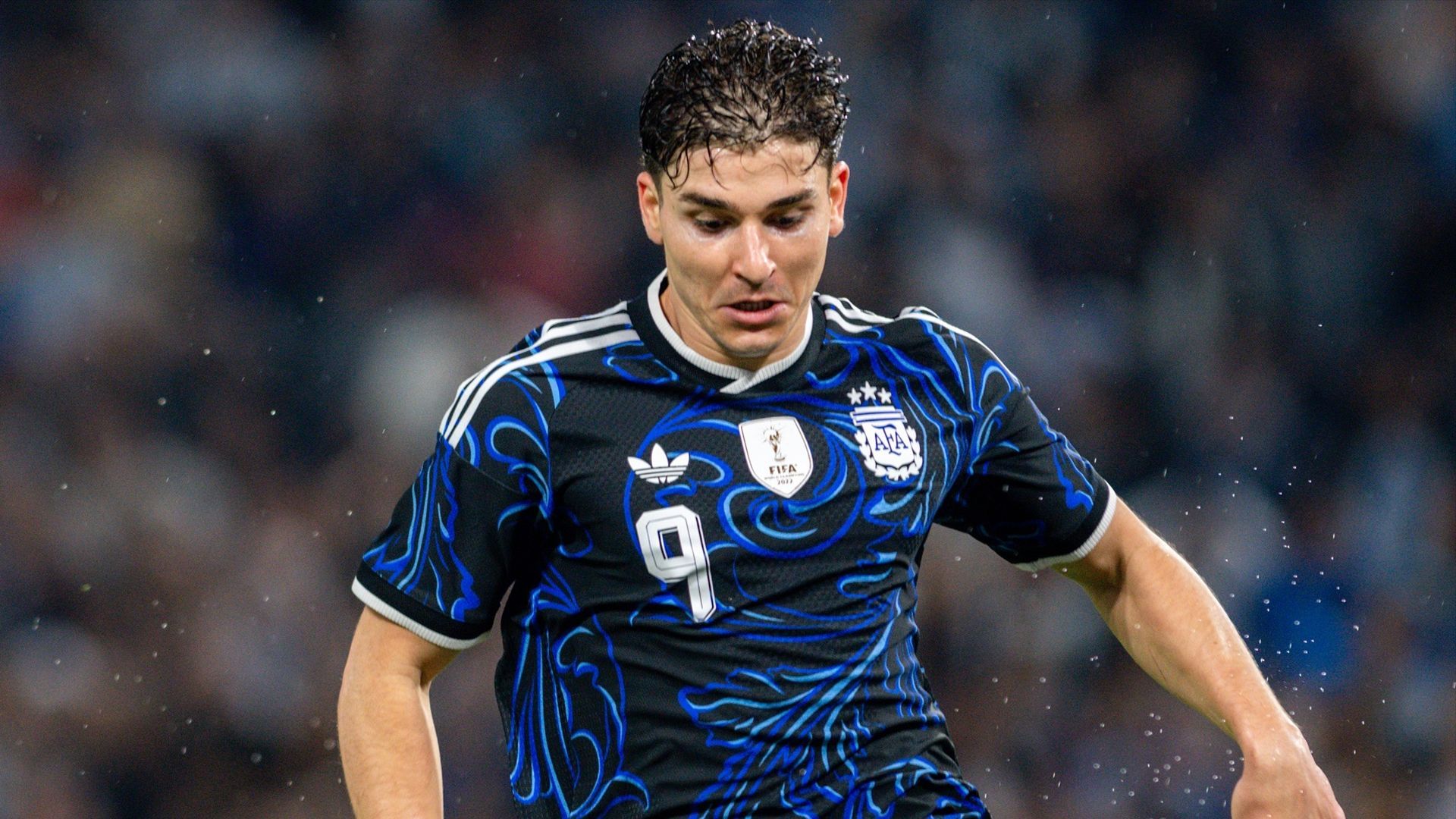 Julián Álvarez durante un partido amistoso con Argentina
