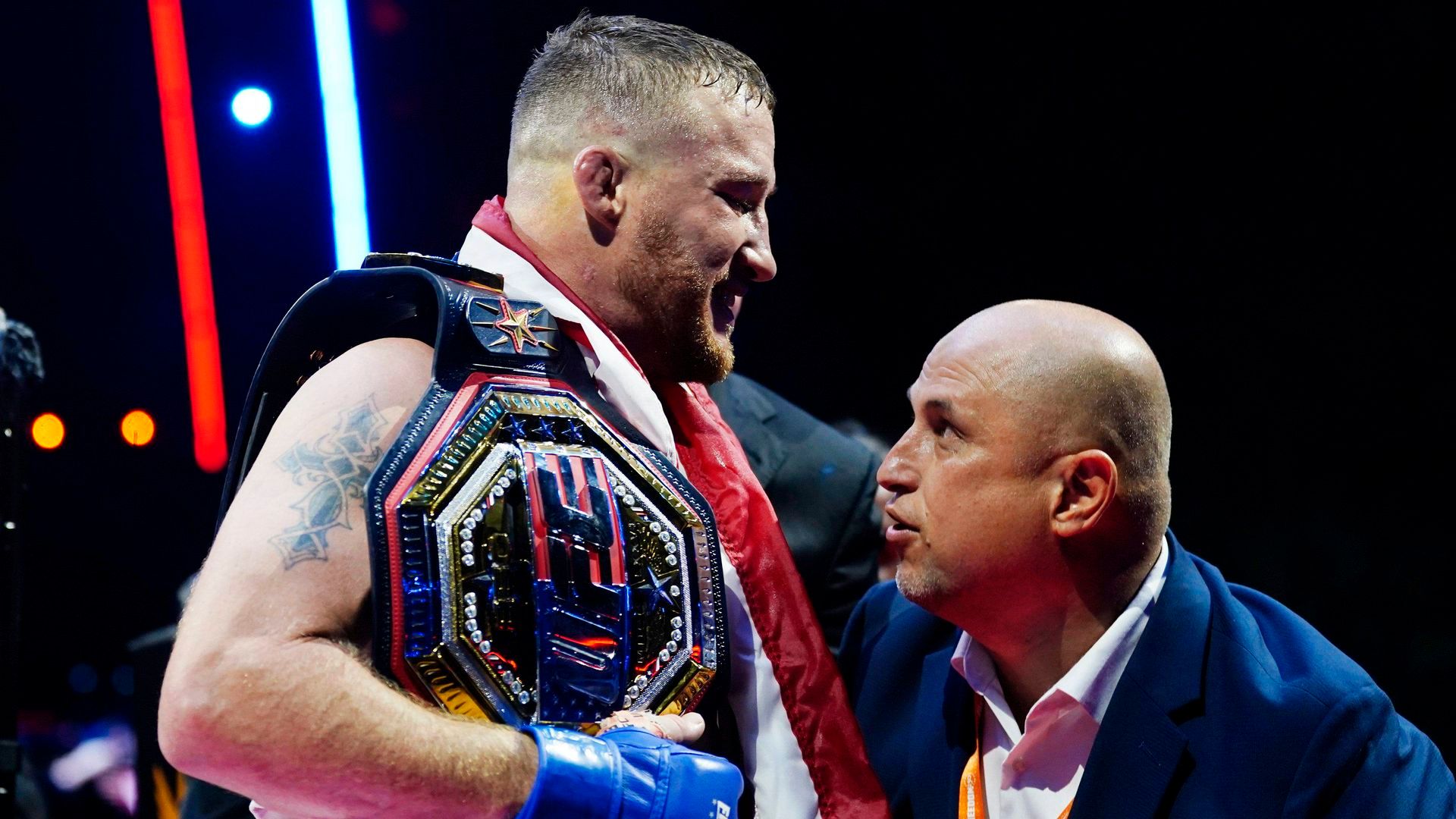 Justin Gaethje posa con el cinturón de campeón Justin Gaethje posa con el cinturón de campeón