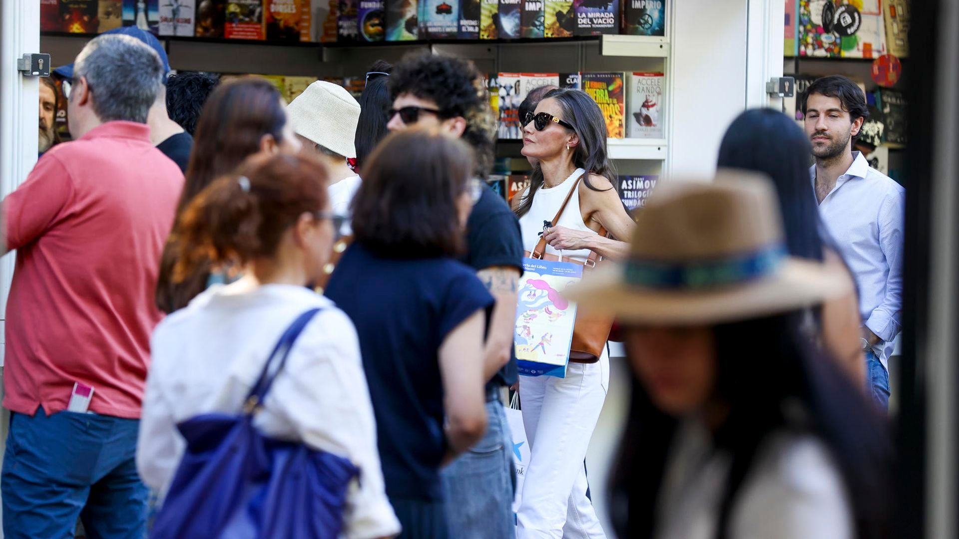 La reina Letizia, en su plan privado por la Feria del Libro de Madrid