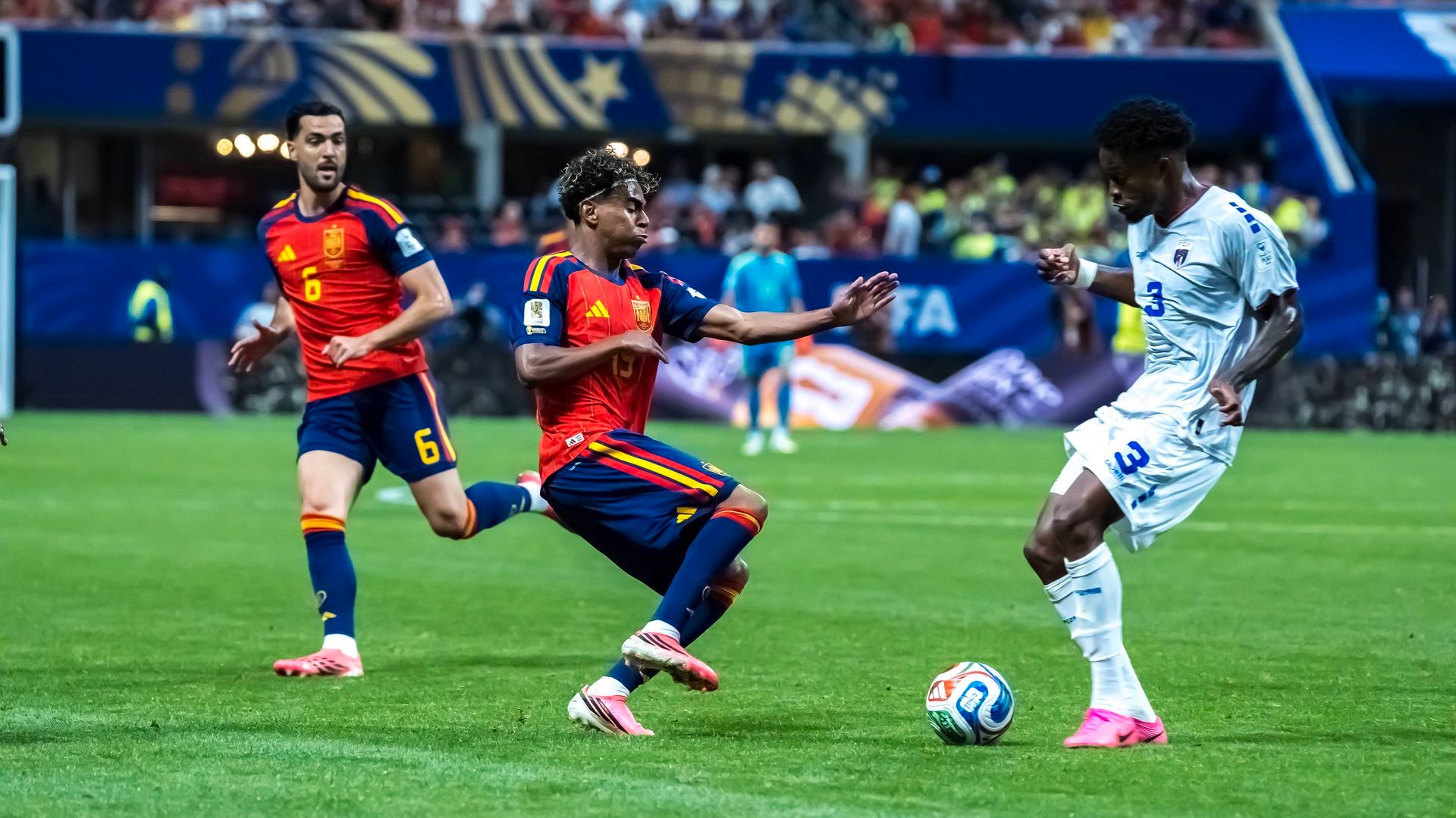 Lamine Yamal en una jugada durante el España - Cabo Verde Lamine Yamal en una jugada durante el España - Cabo Verde