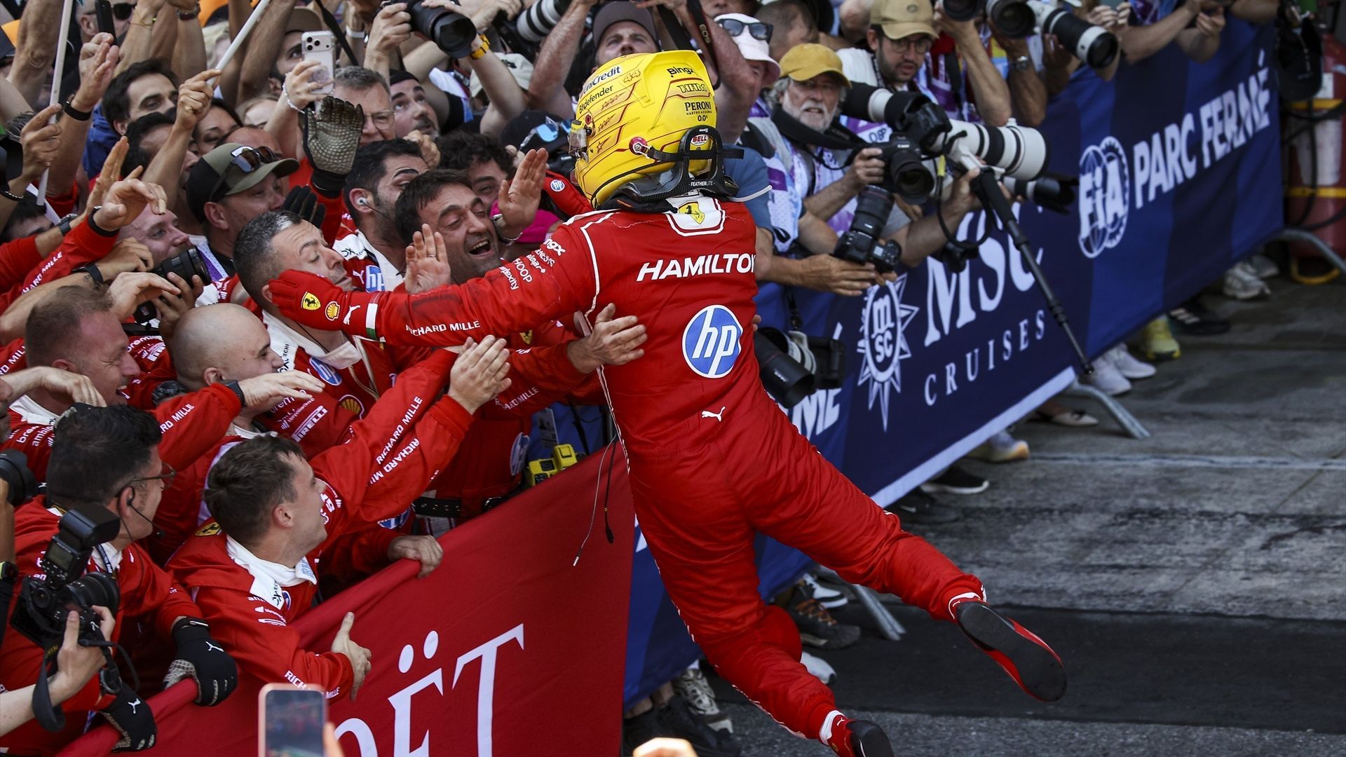 Lewis Hamilton celebrando la victoria en el Gran Premio de Cataluña con sus mecánicos