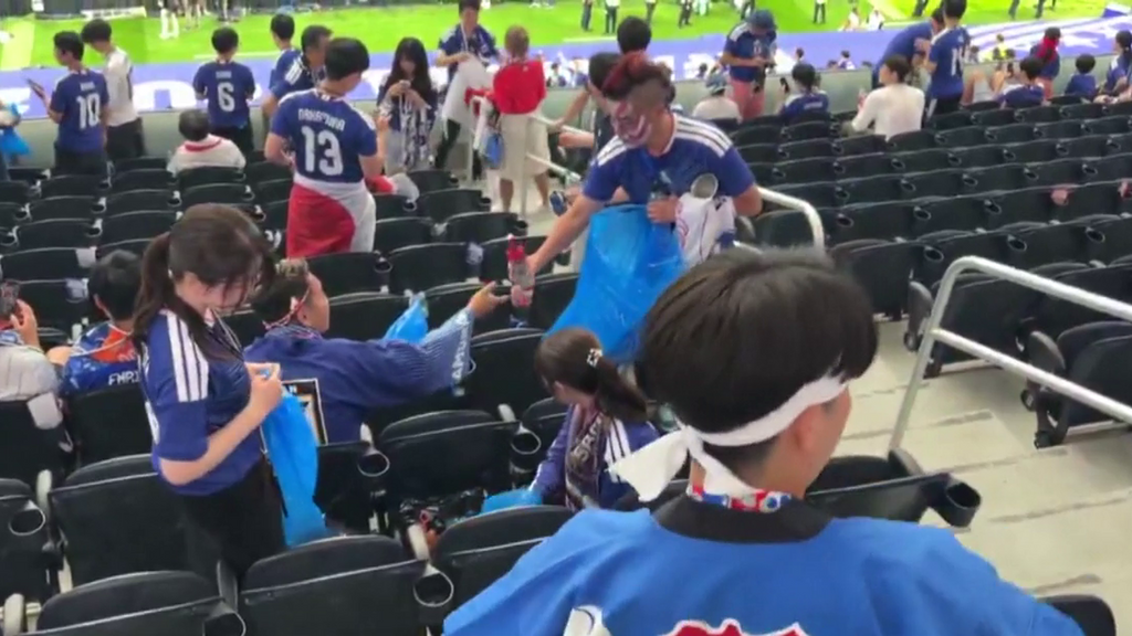Los aficionados de Japón, nuevamente ejemplo de civismo en el Mundial: tras animar a su selección, limpian toda la basura generada