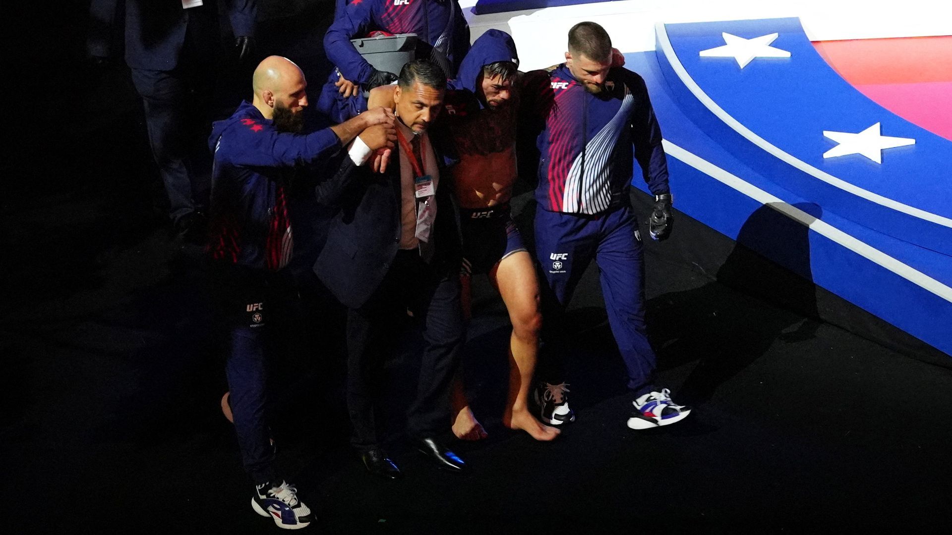 Los momentos de tensión en la esquina de Ilia Topuria justo antes de su derrota ante Justin Gaethje: “No veo casi nada” Los momentos de tensión en la esquina de Ilia Topuria justo antes de su derrota ante Justin Gaethje: “No veo casi nada”