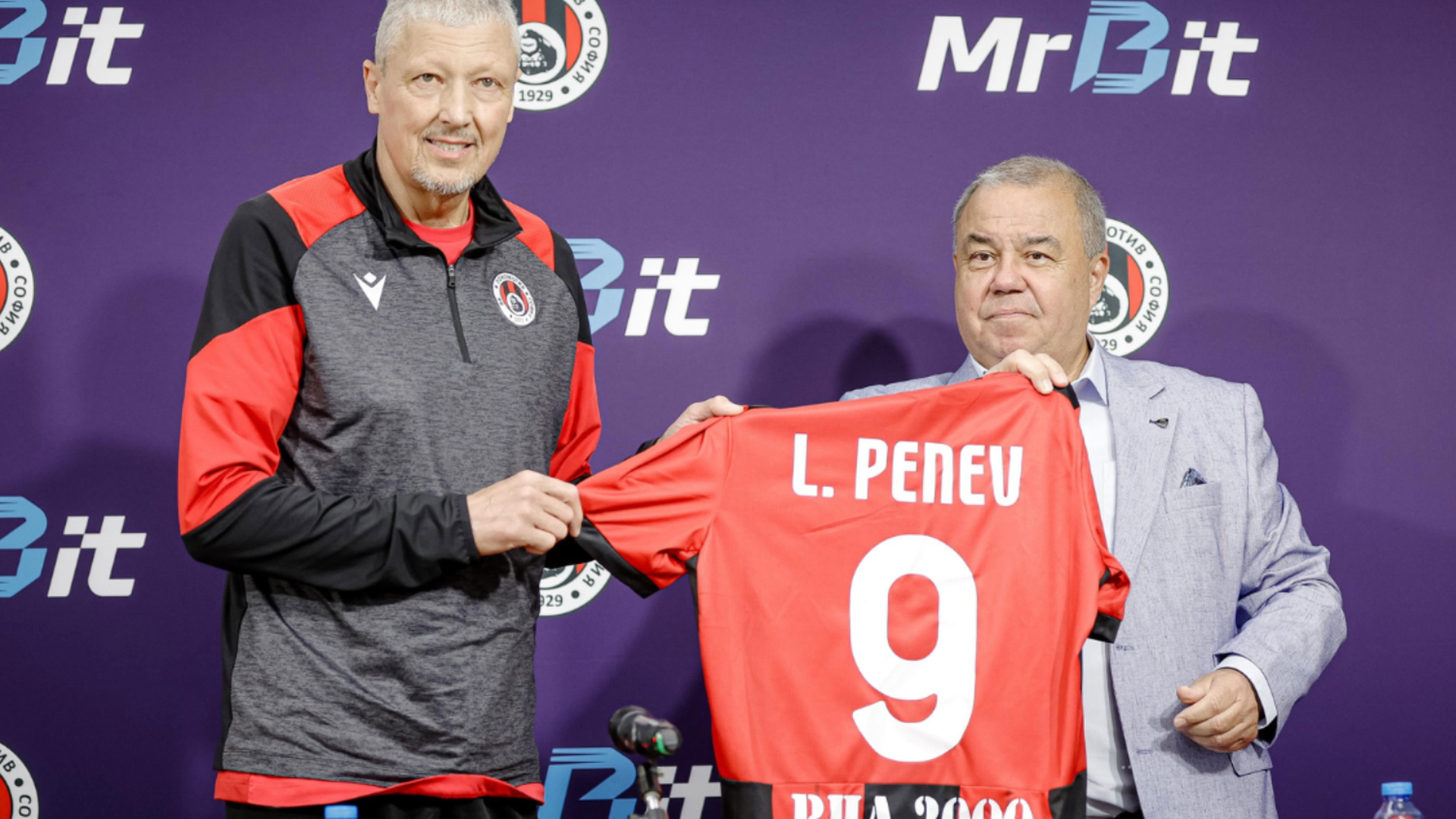 Lubo Penev, presentado con el Lokomotiv Lubo Penev, presentado con el Lokomotiv