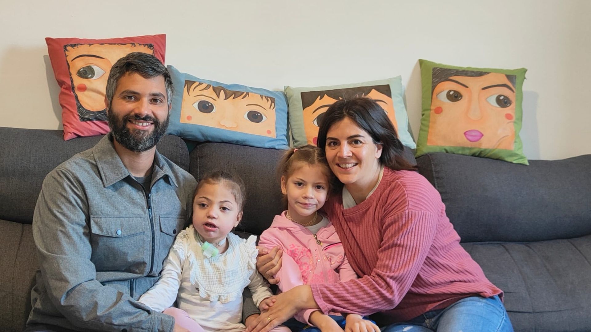 María junto a sus hermana y padres en casa María junto a sus hermana y padres en casa