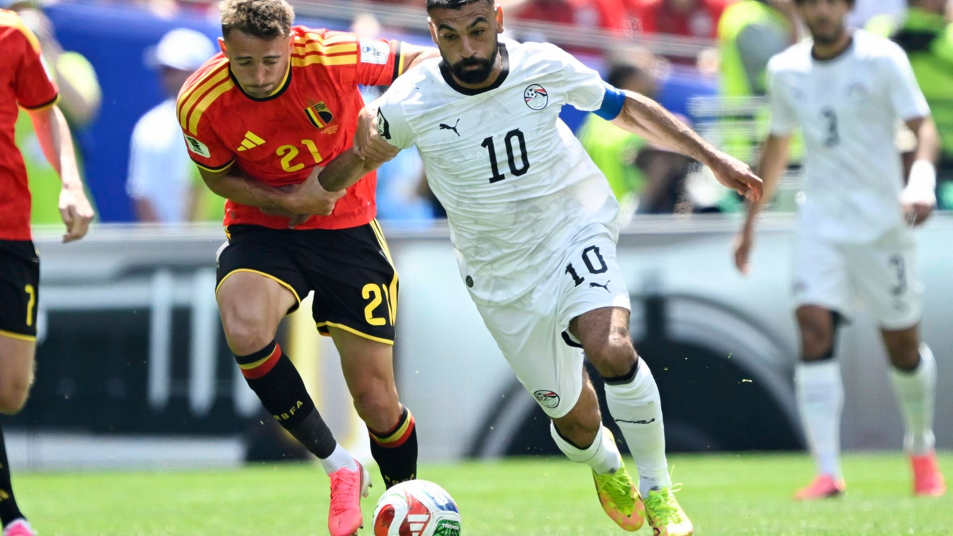 Mohamed Salah regatea a Thomas Meunier en el Bélgica - Egipto Mohamed Salah regatea a Thomas Meunier en el Bélgica - Egipto