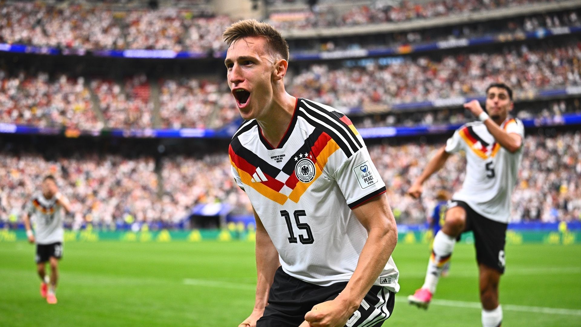 Nico Schlotterbeck celebrando un gol con Alemania