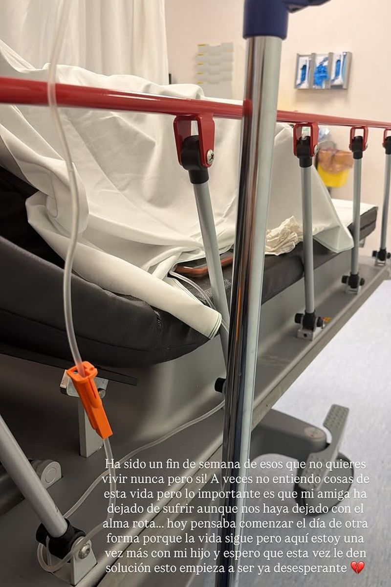 Raquel Bollo muestra una imagen de su hijo, Manuel Cortés, en el hospital, y se sincera